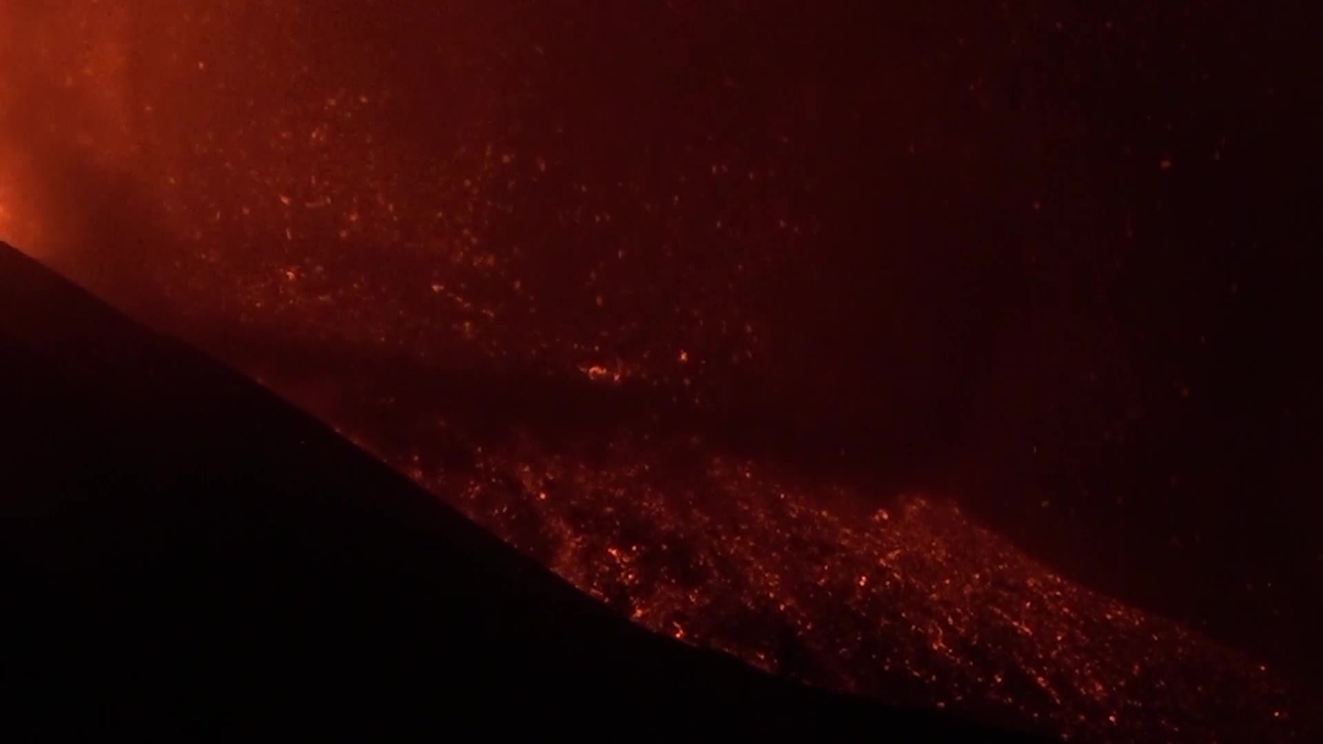 La Palma's Cumbre Vieja volcano erupts