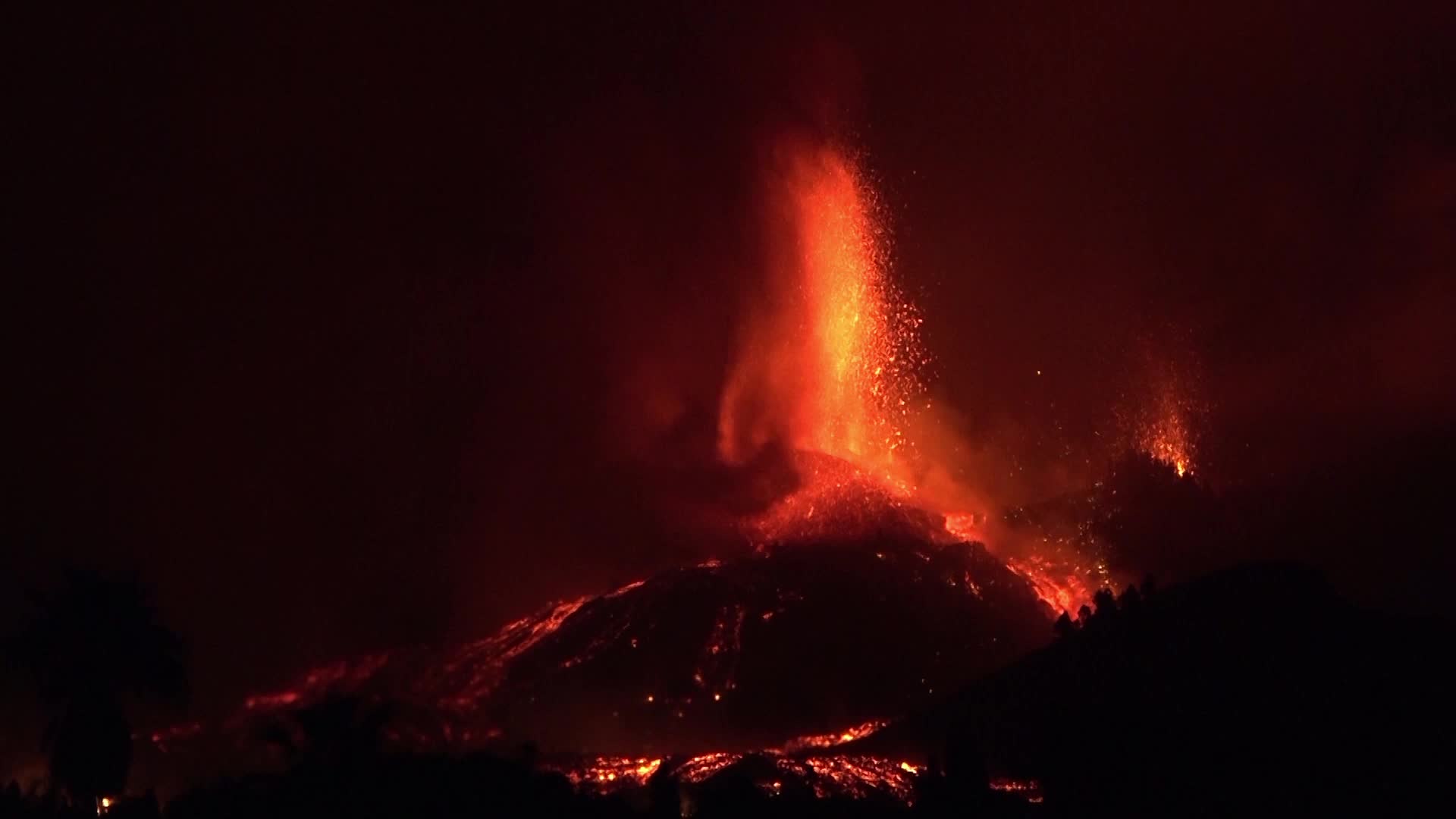 La Palma's Cumbre Vieja volcano erupts