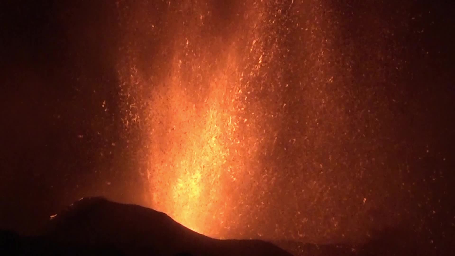 La Palma's Cumbre Vieja volcano erupts