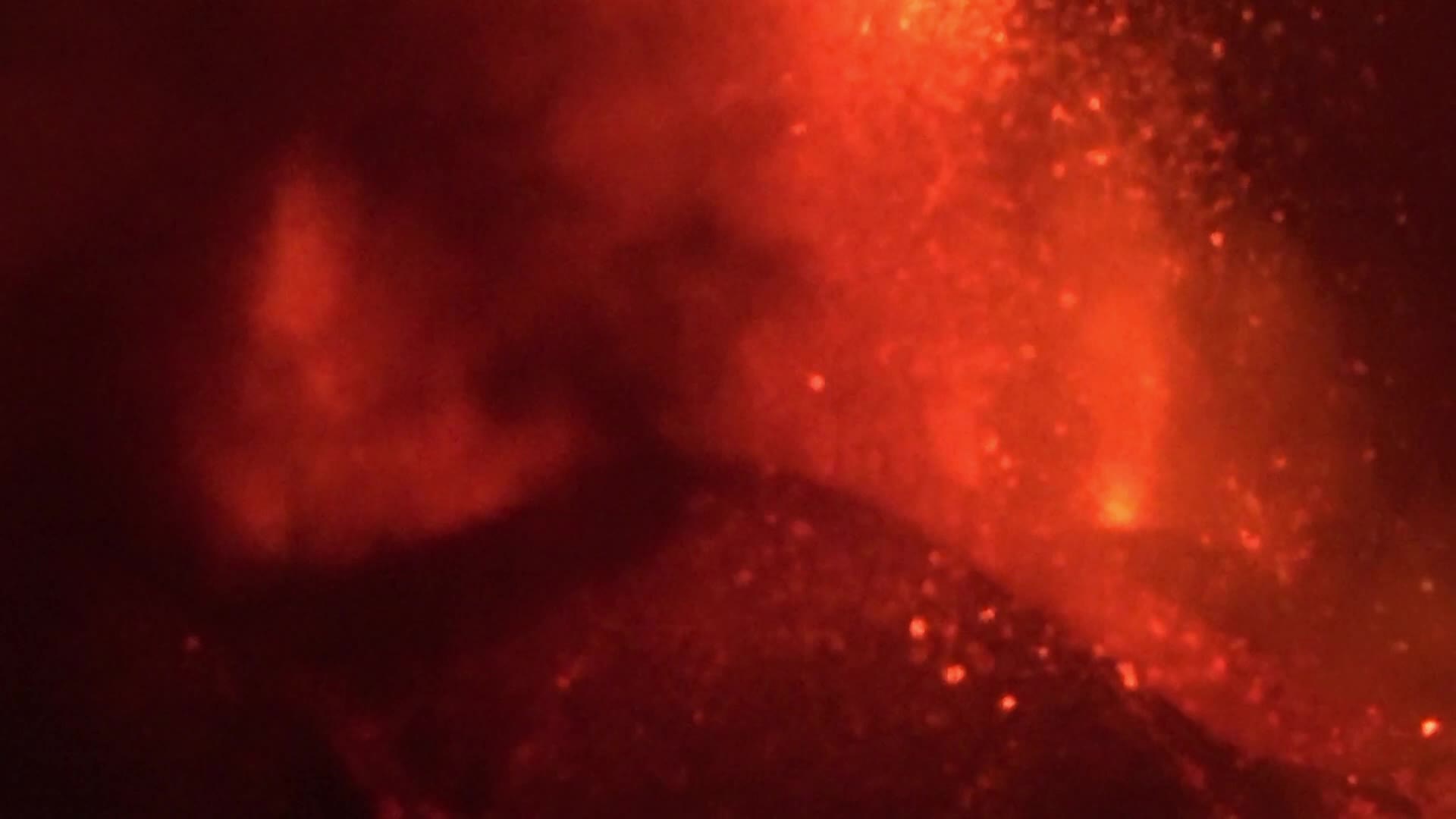 La Palma's Cumbre Vieja volcano erupts