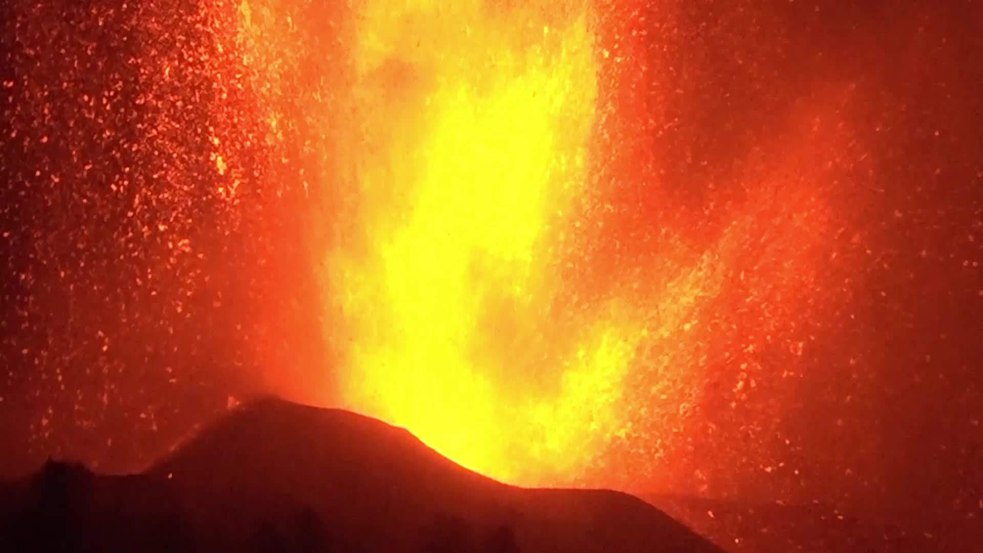 La Palma's Cumbre Vieja volcano erupts