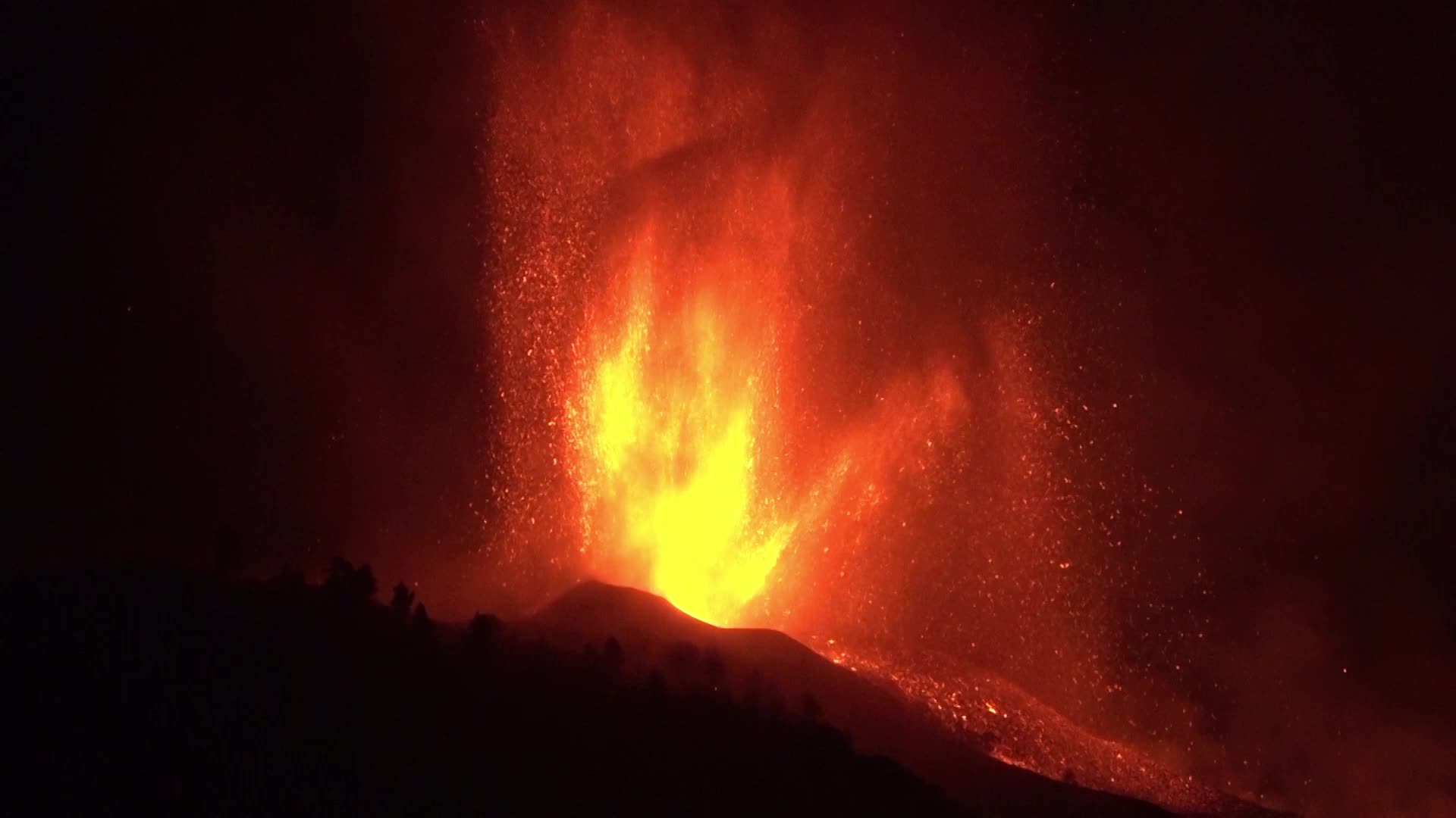 La Palma's Cumbre Vieja volcano erupts