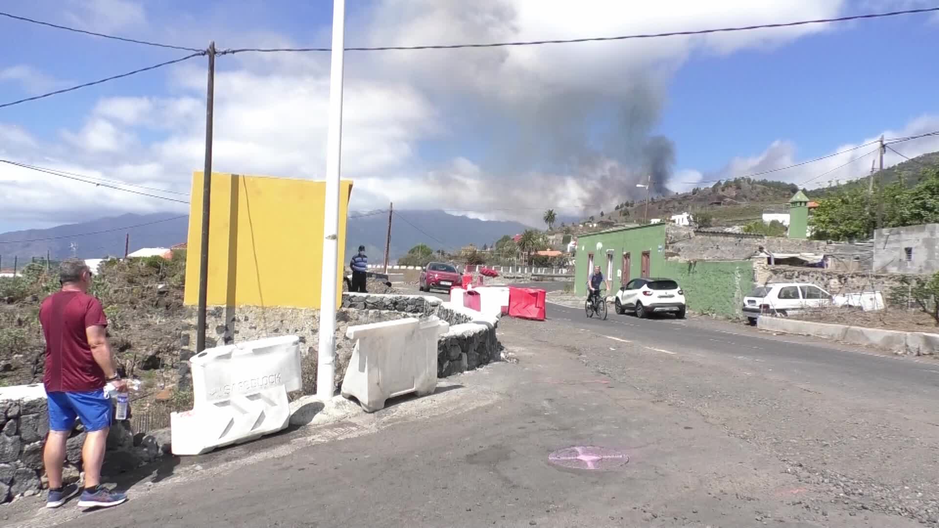 La Palma's Cumbre Vieja volcano erupts