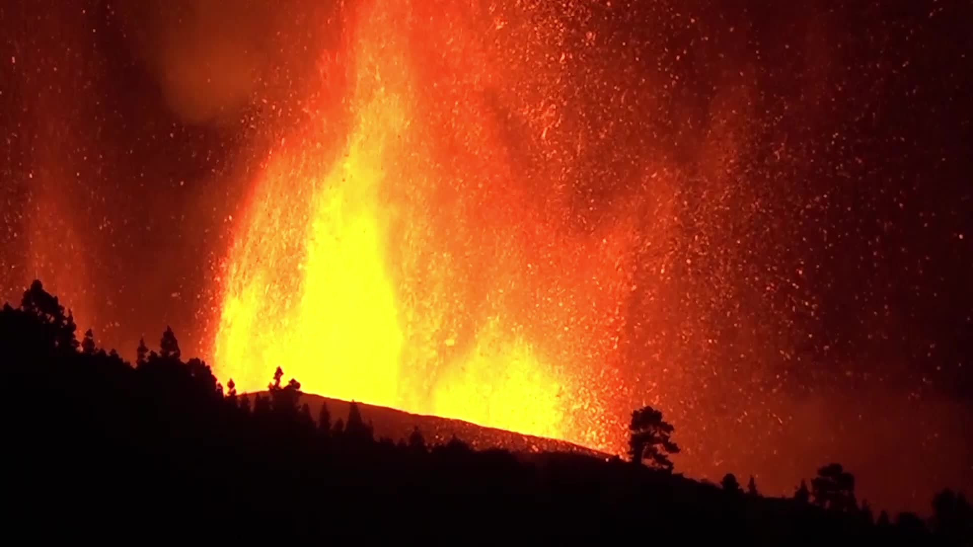 La Palma's Cumbre Vieja volcano erupts