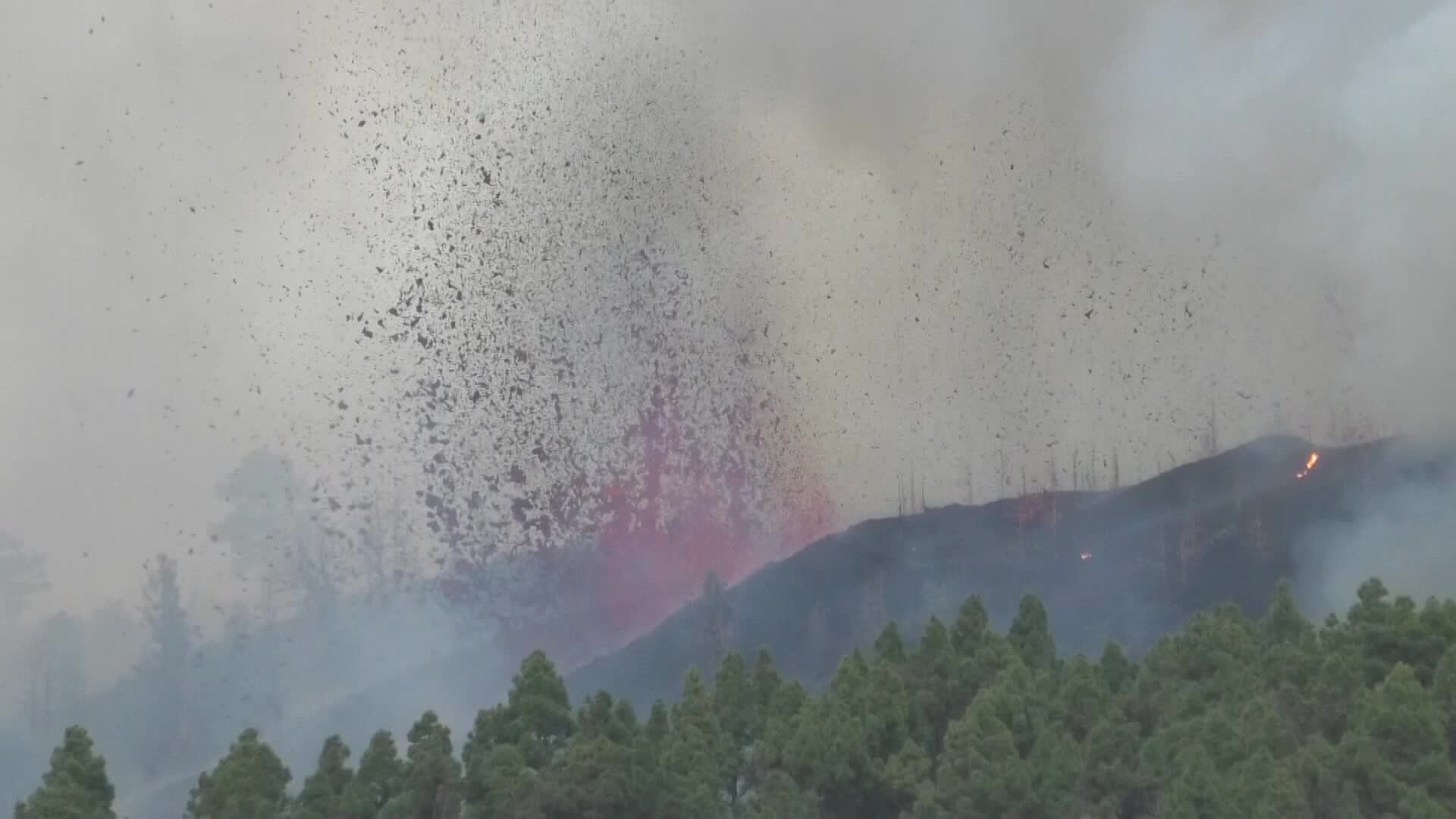 La Palma's Cumbre Vieja volcano erupts