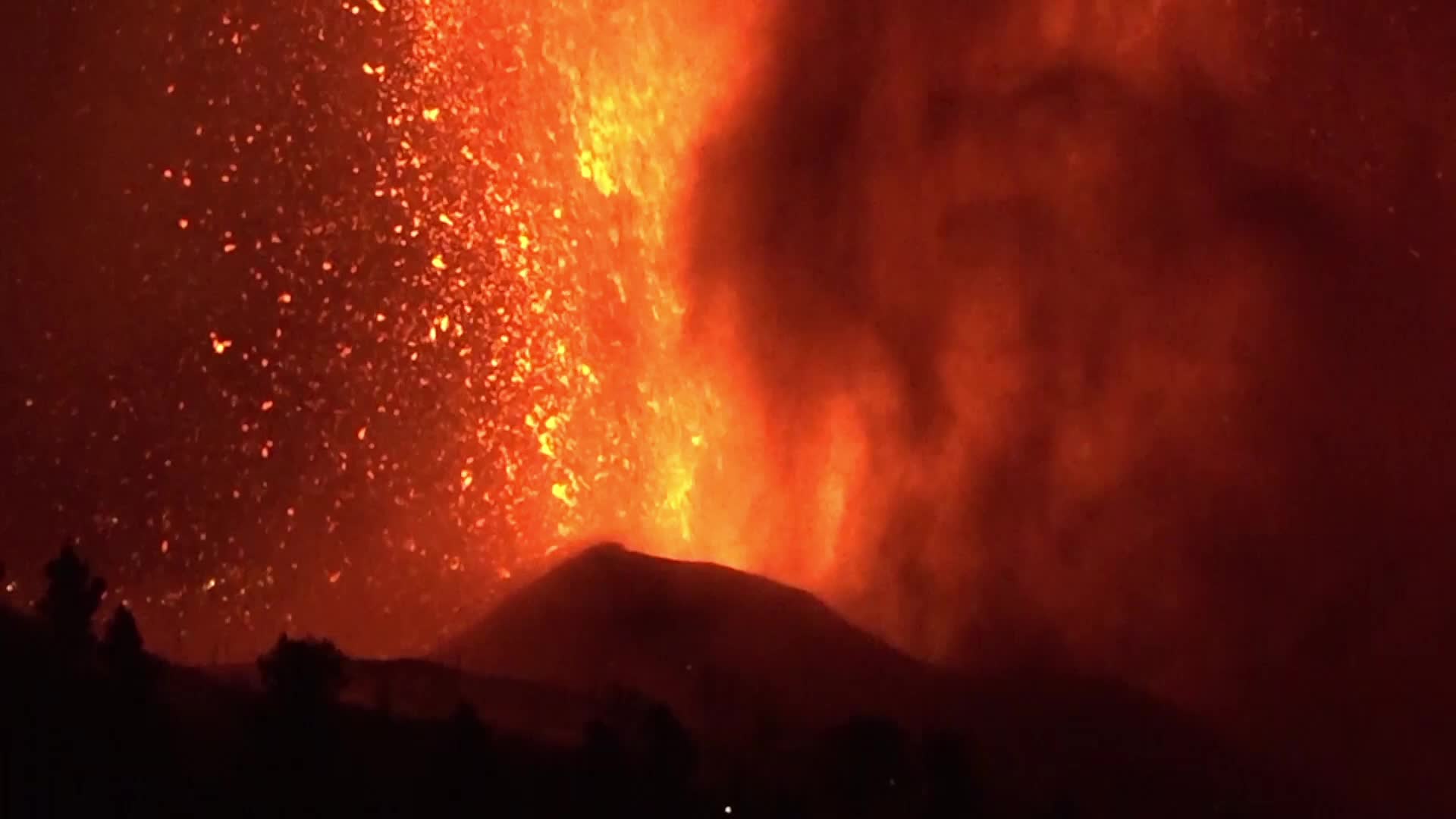 La Palma's Cumbre Vieja volcano erupts