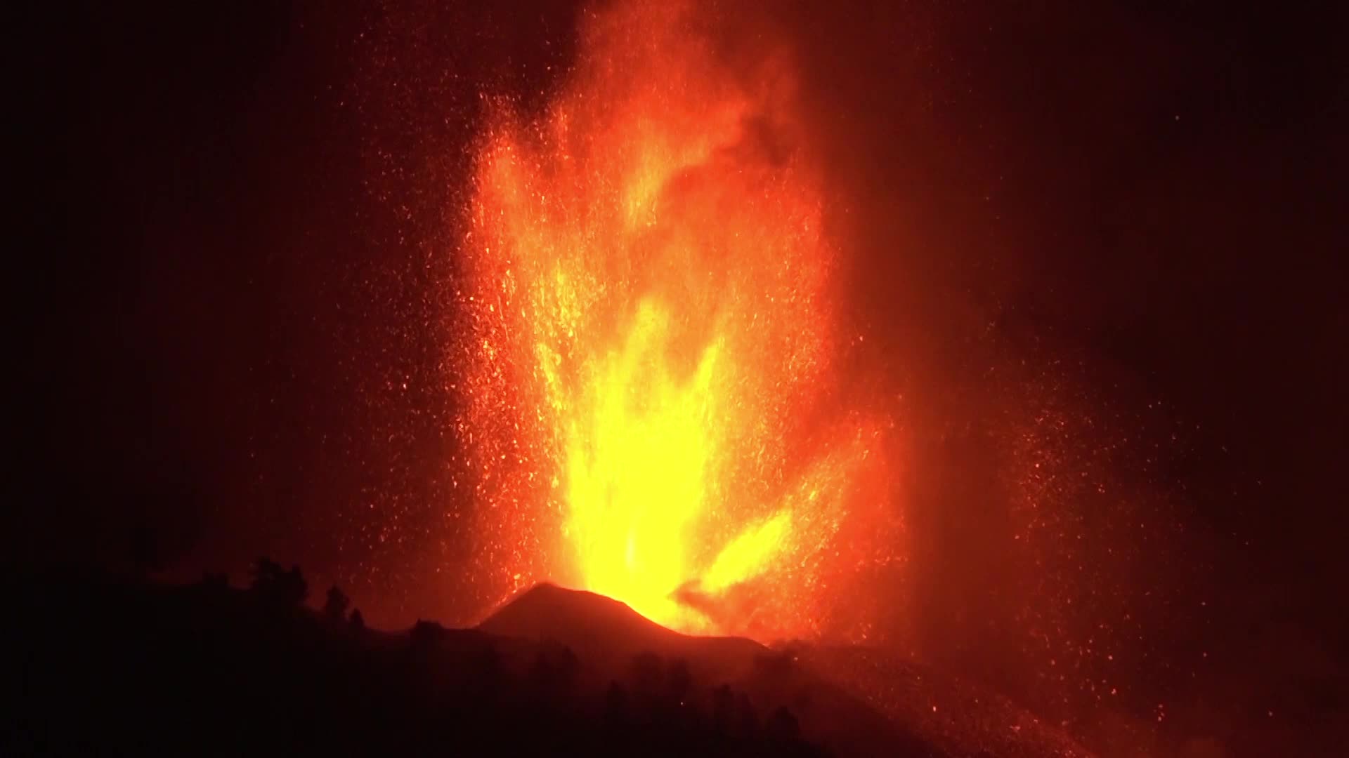 La Palma's Cumbre Vieja volcano erupts