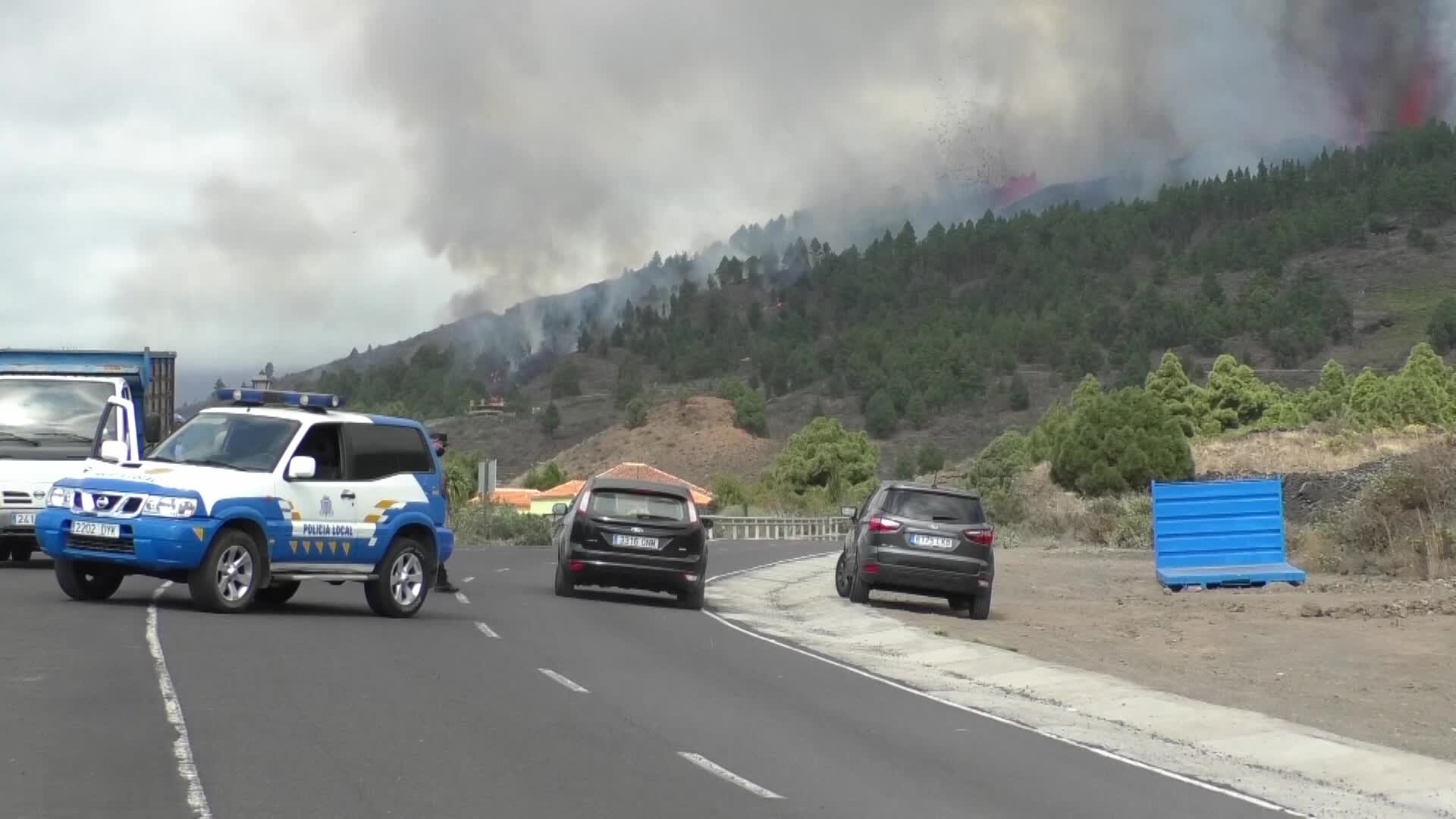 La Palma's Cumbre Vieja volcano erupts