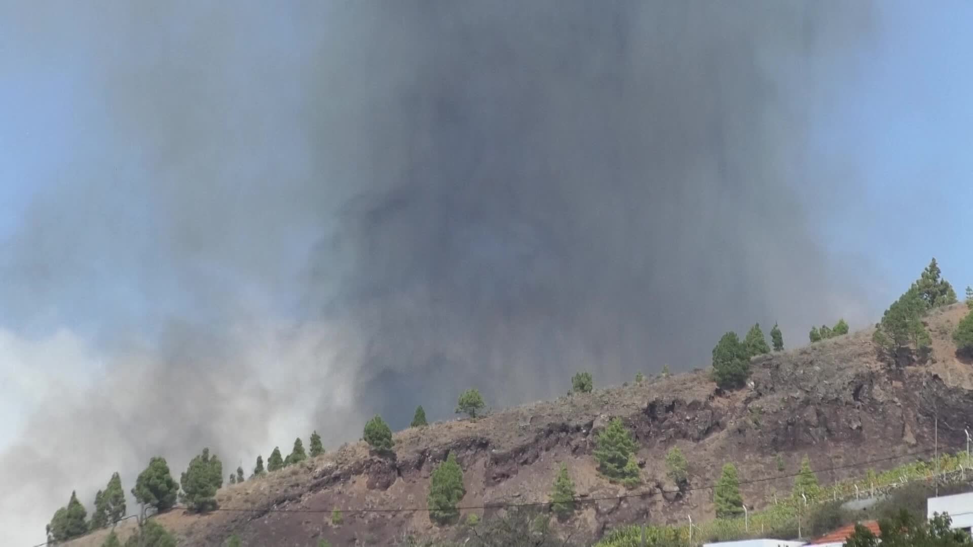 La Palma's Cumbre Vieja volcano erupts