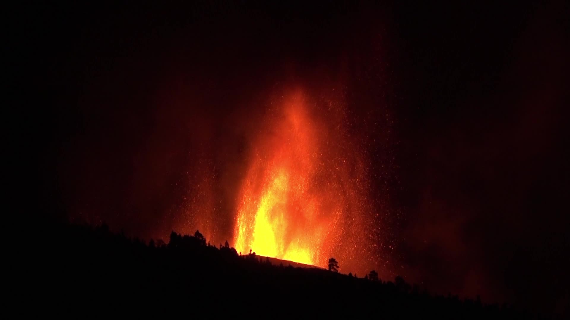 La Palma's Cumbre Vieja volcano erupts