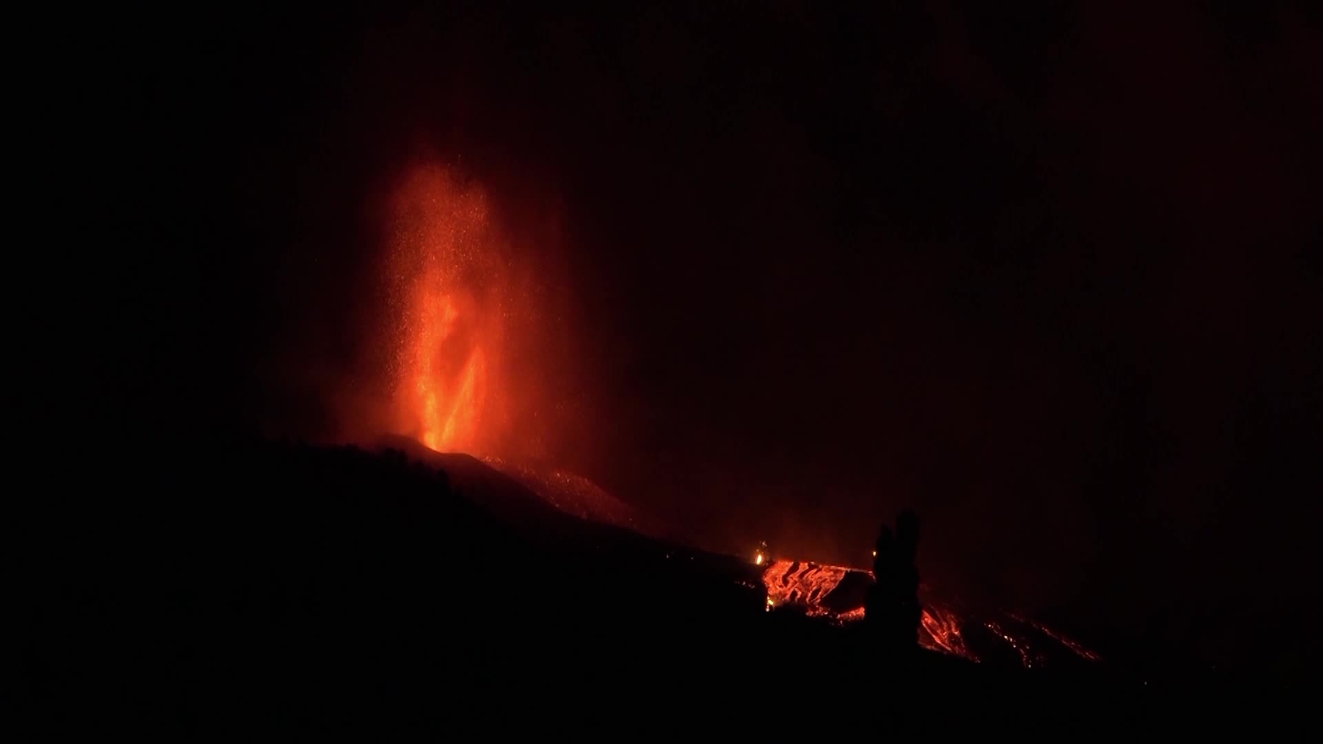 La Palma's Cumbre Vieja volcano erupts
