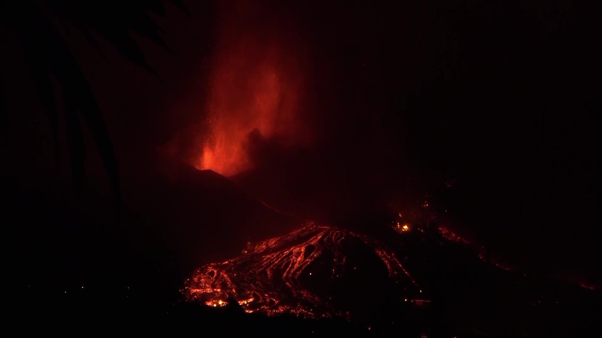 La Palma's Cumbre Vieja volcano erupts