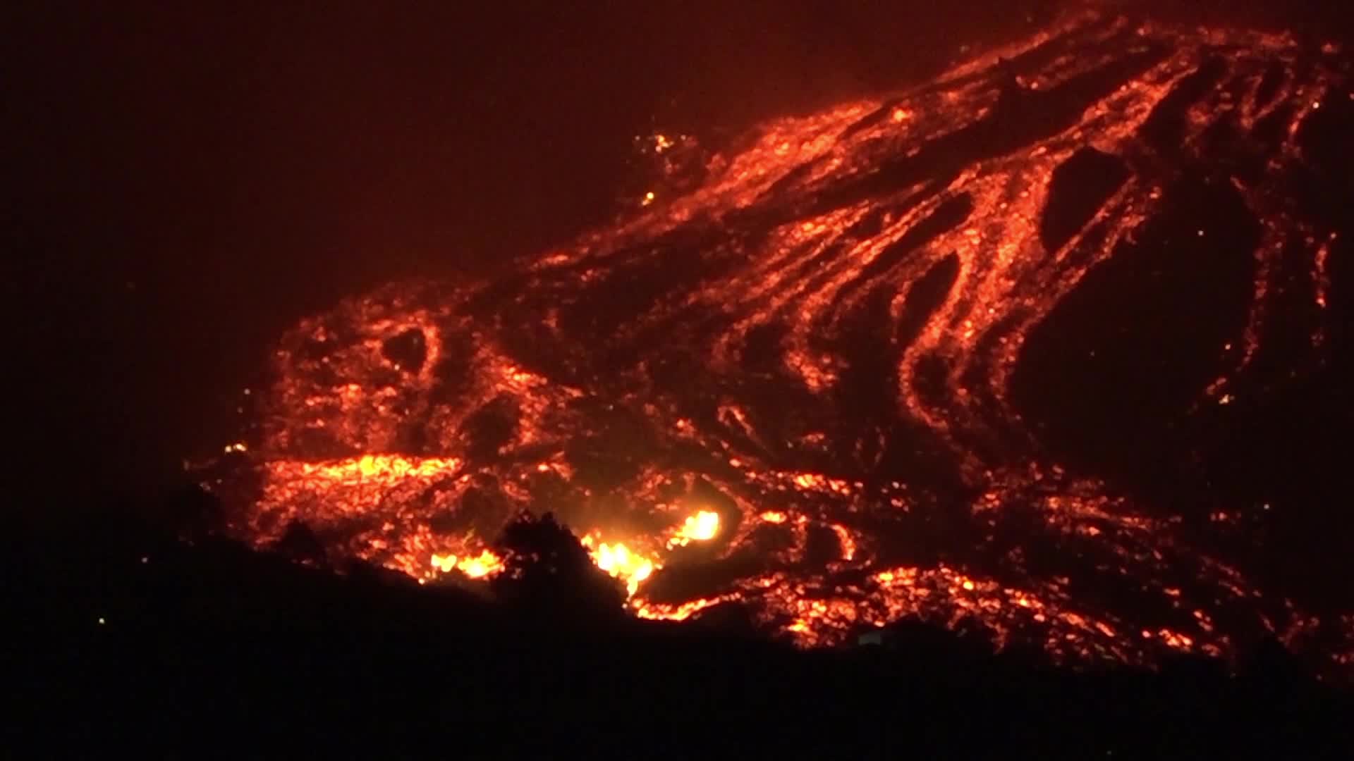 La Palma's Cumbre Vieja volcano erupts