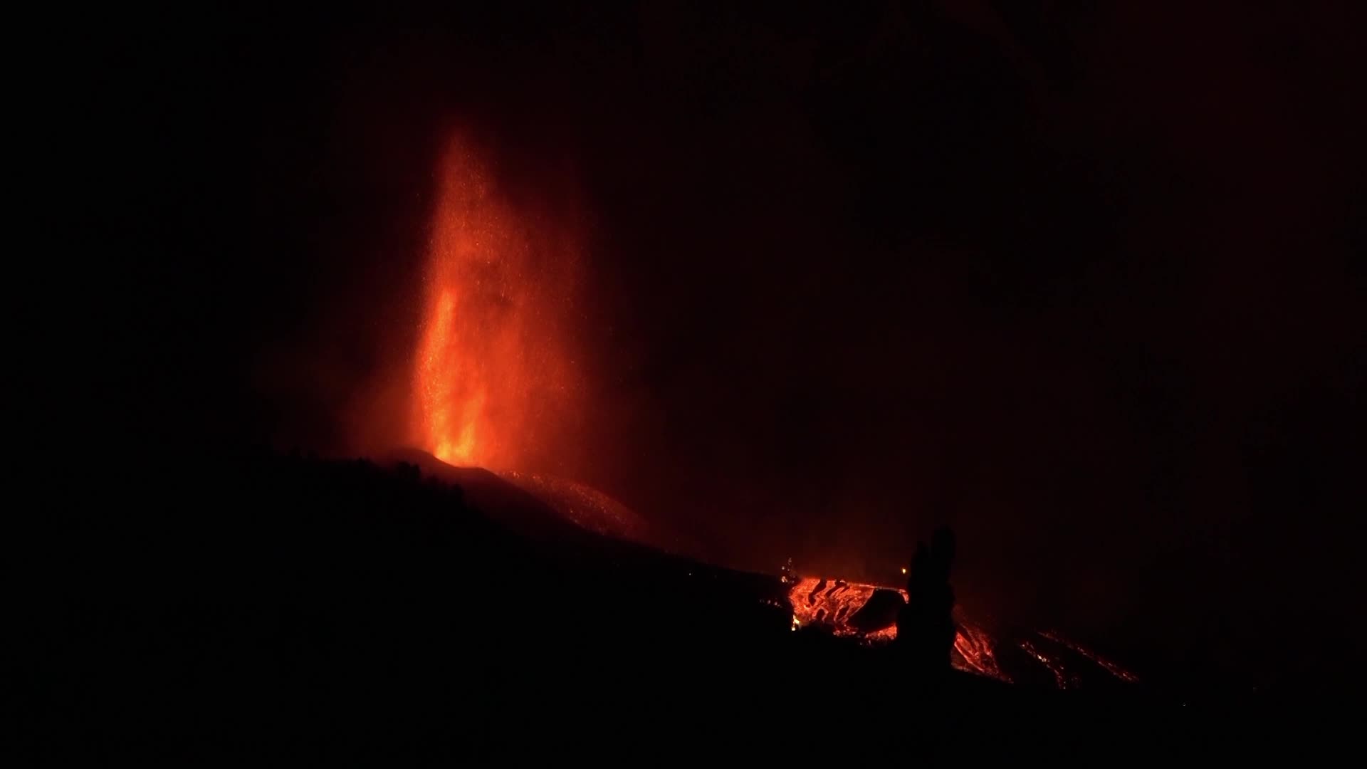 La Palma's Cumbre Vieja volcano erupts
