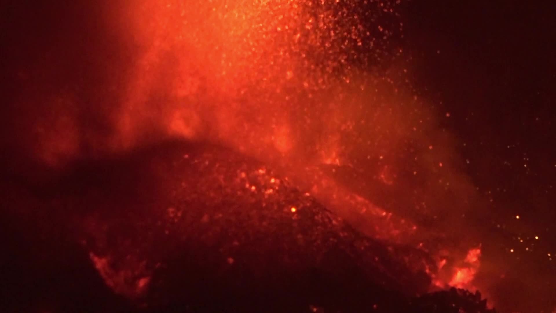 La Palma's Cumbre Vieja volcano erupts