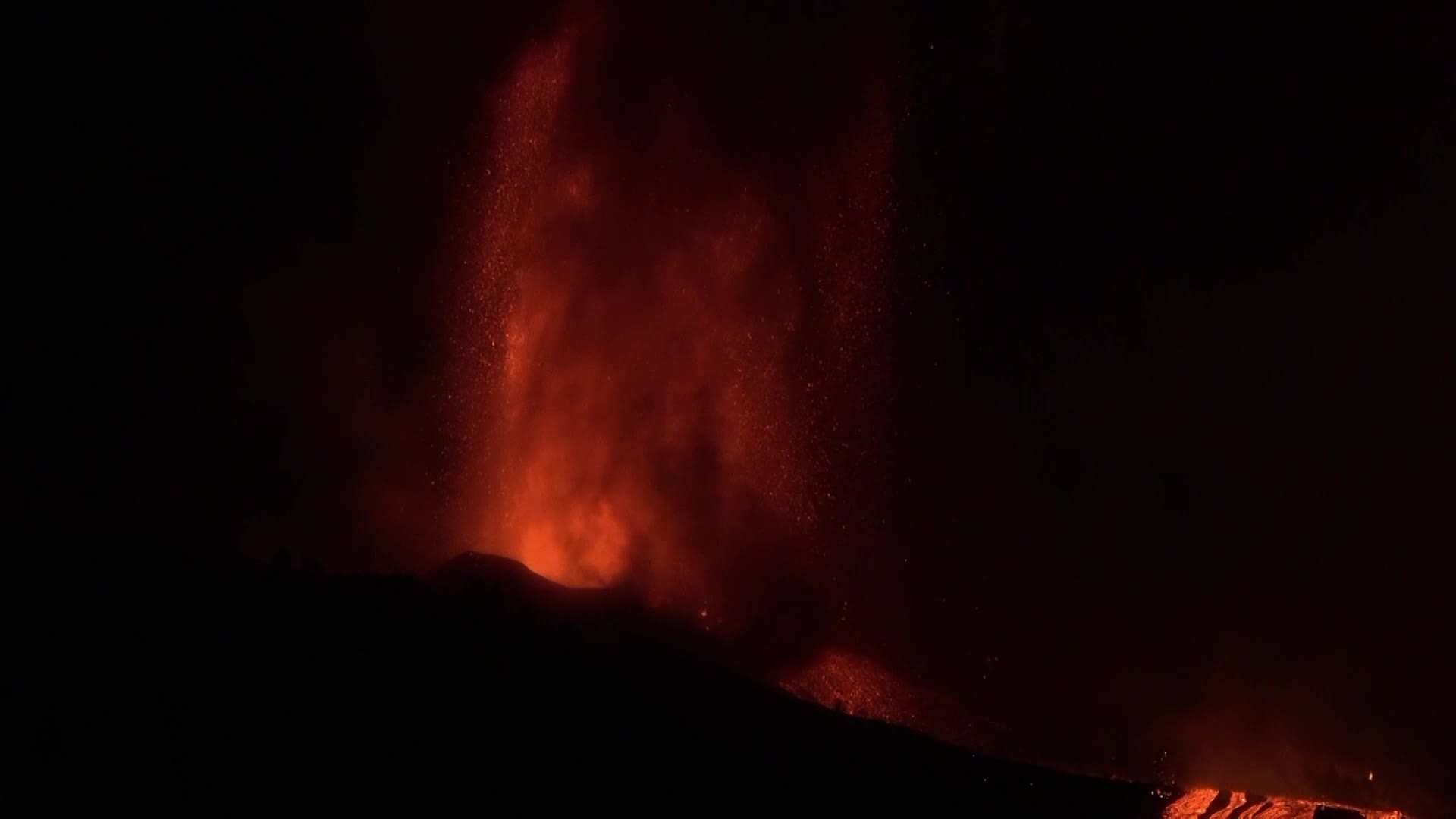 La Palma's Cumbre Vieja volcano erupts