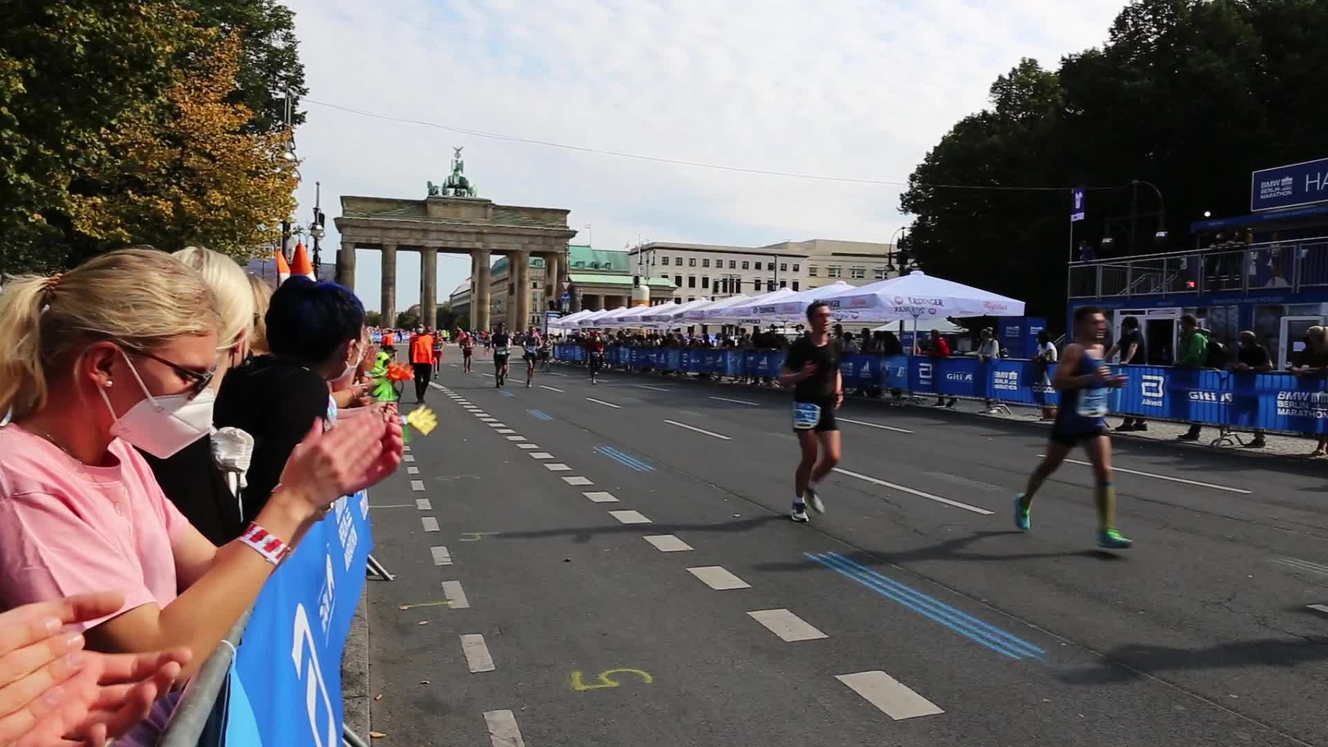 Thousands run in 47. BMW Berlin Marathon