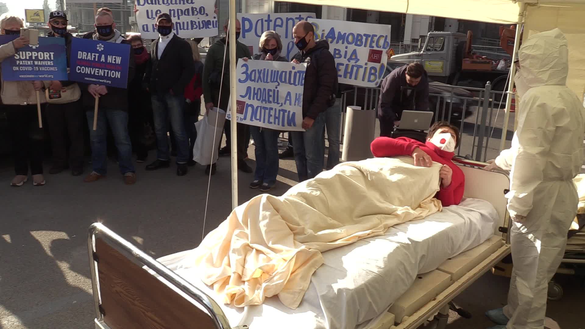 'Vaccinate our world' rally in Ukraine