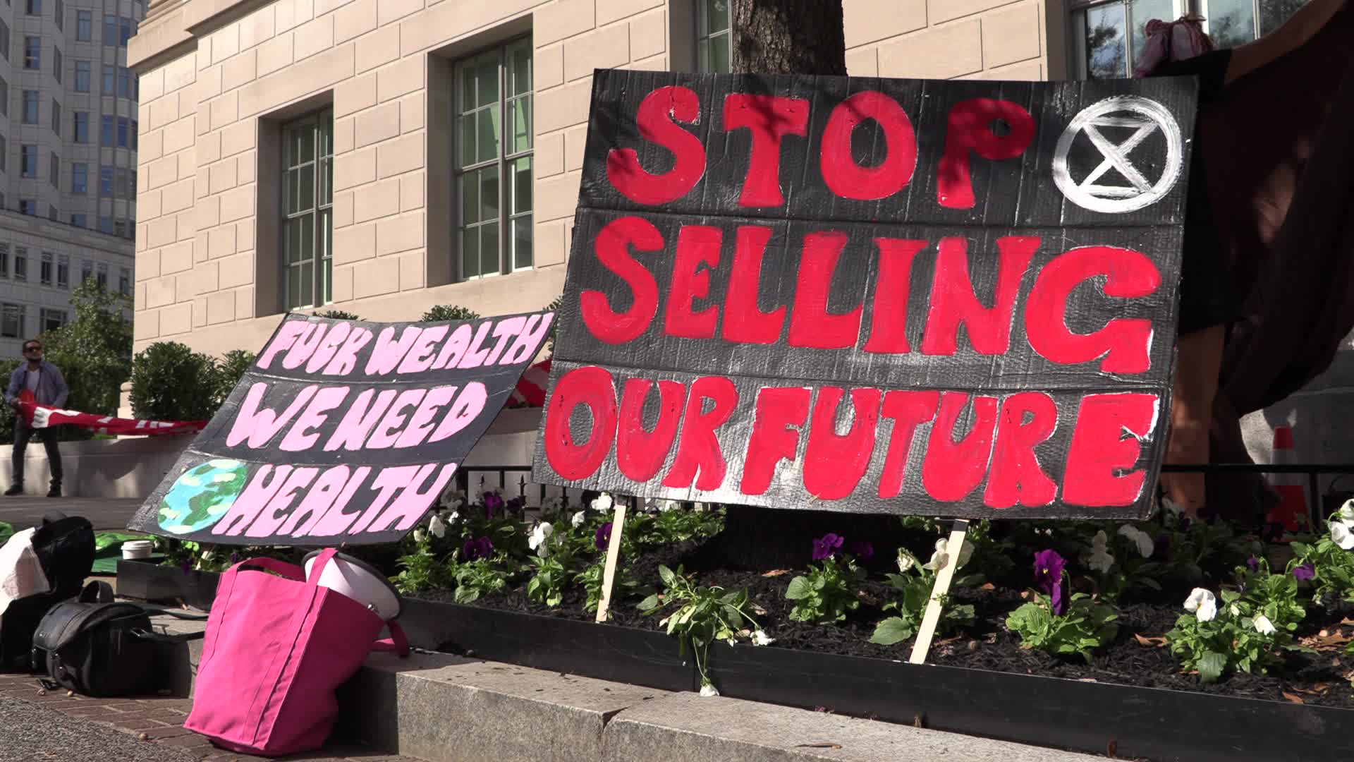 DC: Extinction Rebellion Disrupts Chamber of Commerce