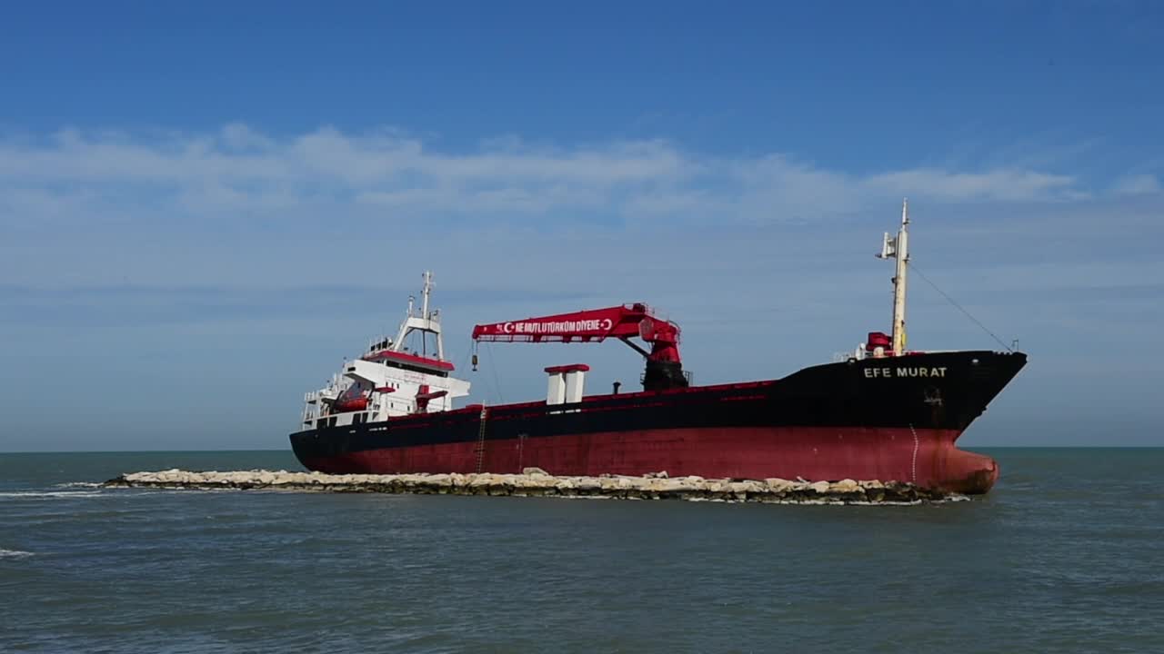     Turkish Cargo Ship Beached By Storm At Bari
