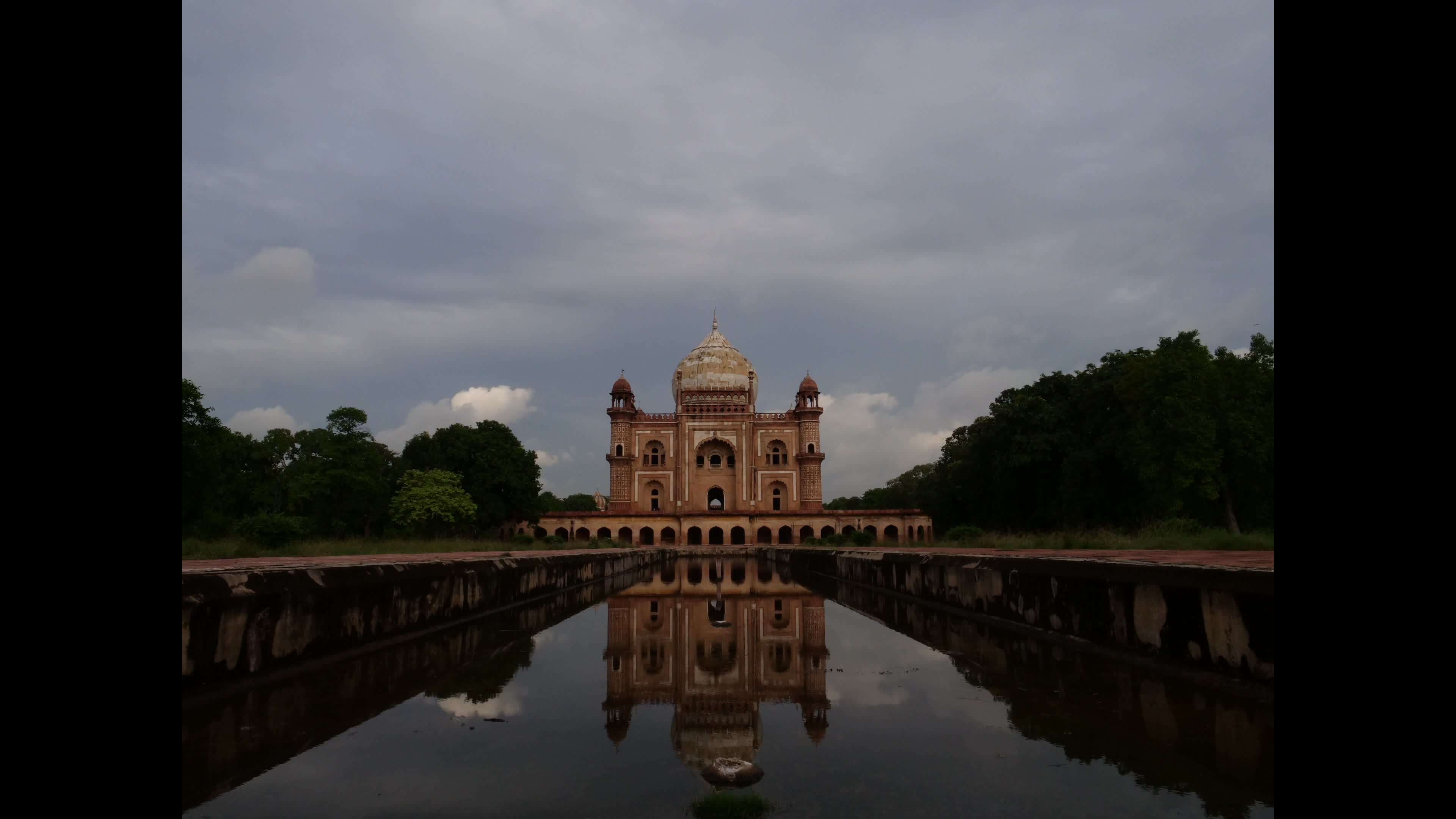 Time-lapse video at Tomb of Safdarjung in New Delhi