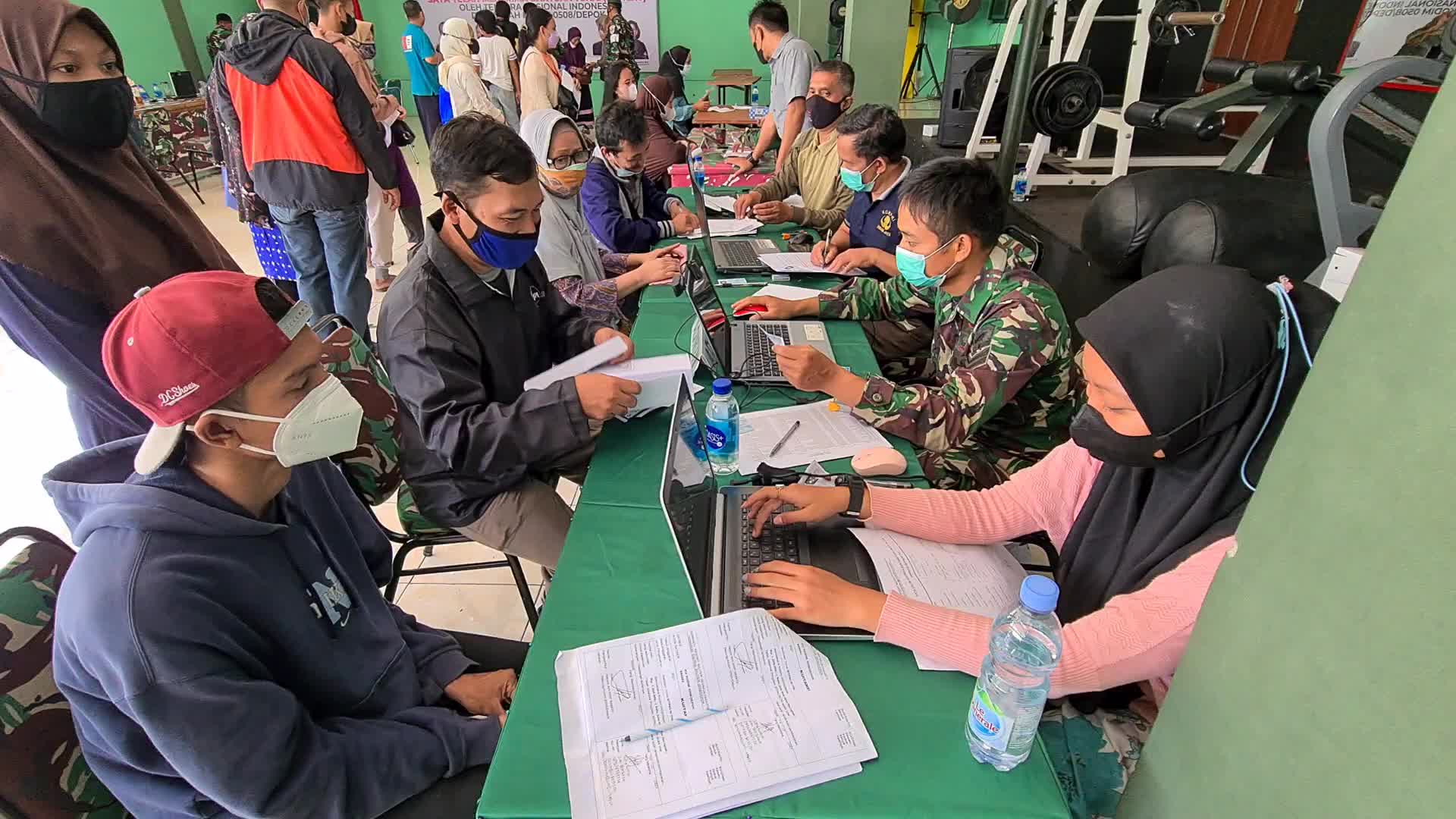The Indonesian Army provides financial assistance to small and medium entrepreneurs amid the COVID-19 pandemic