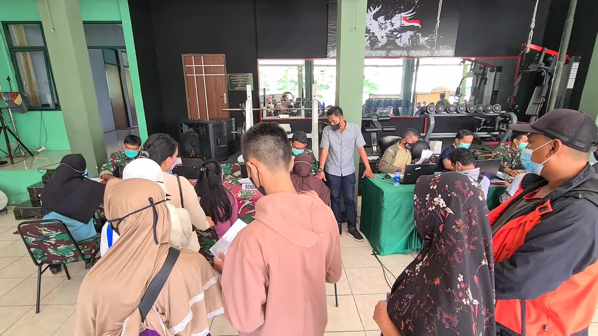 The Indonesian Army provides financial assistance to small and medium entrepreneurs amid the COVID-19 pandemic