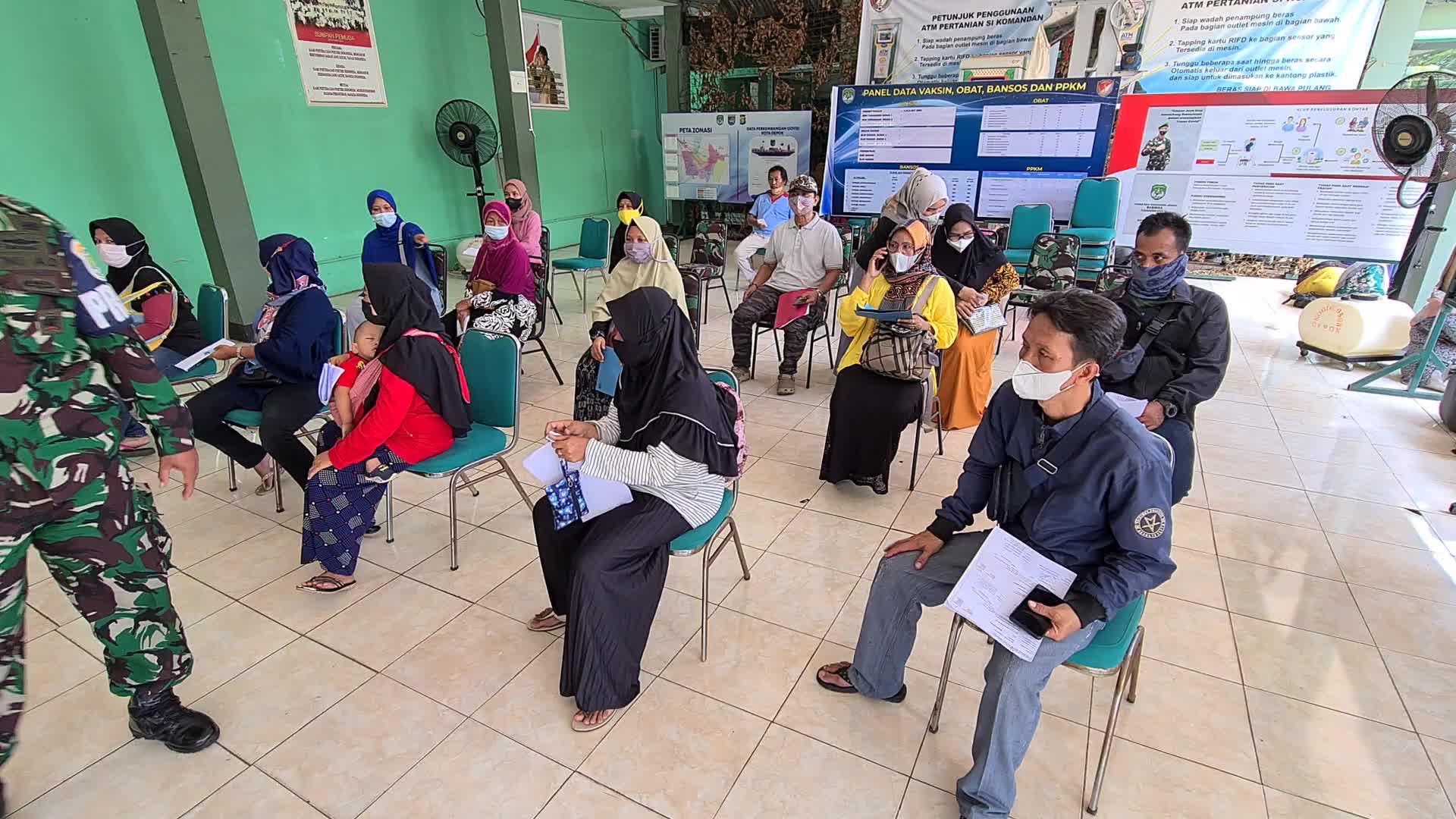 The Indonesian Army provides financial assistance to small and medium entrepreneurs amid the COVID-19 pandemic