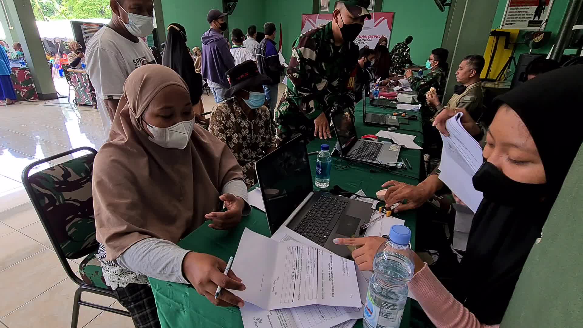 The Indonesian Army provides financial assistance to small and medium entrepreneurs amid the COVID-19 pandemic