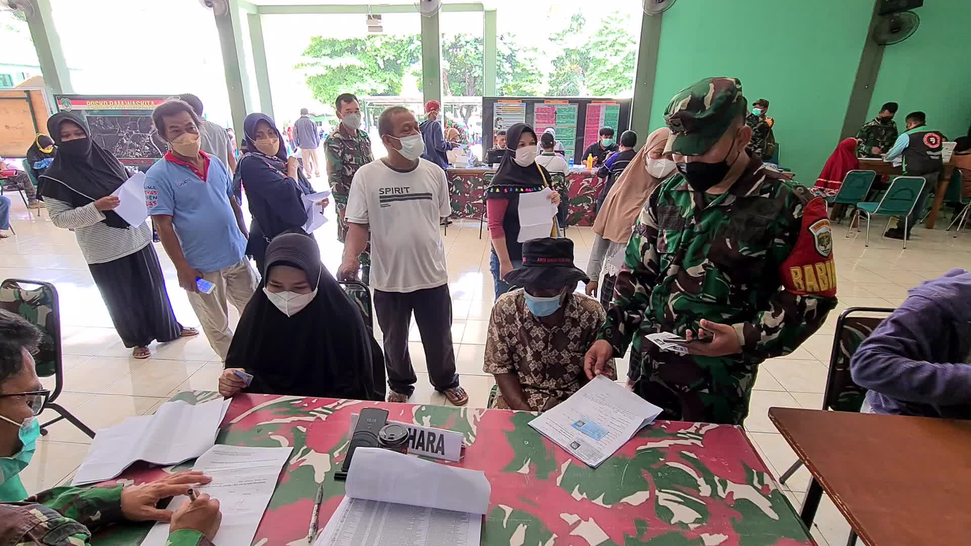 The Indonesian Army provides financial assistance to small and medium entrepreneurs amid the COVID-19 pandemic