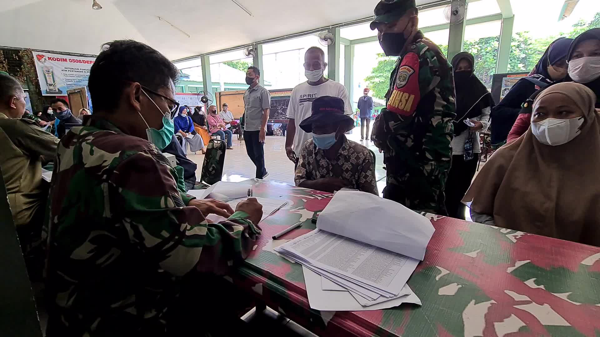 The Indonesian Army provides financial assistance to small and medium entrepreneurs amid the COVID-19 pandemic