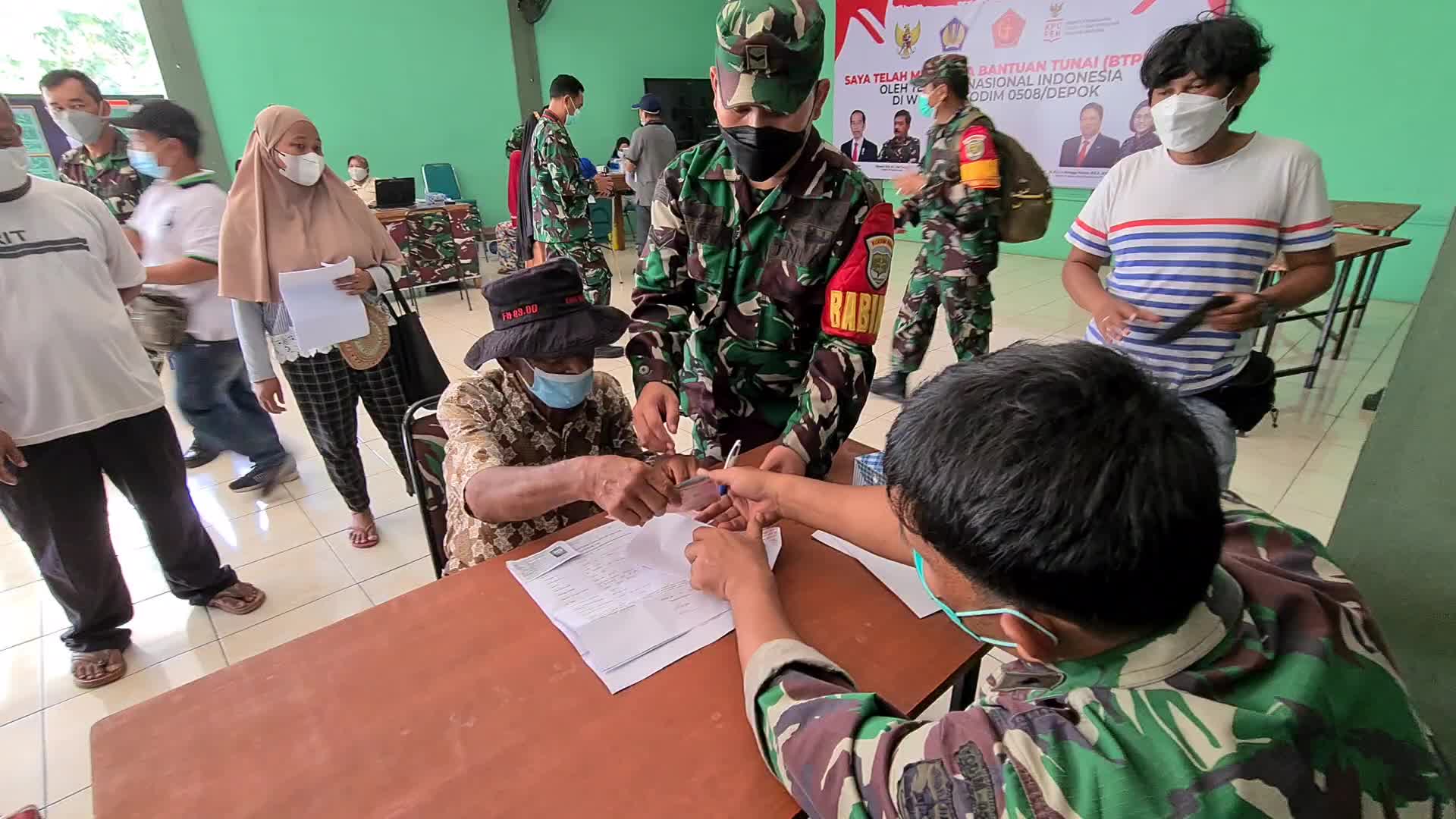 The Indonesian Army provides financial assistance to small and medium entrepreneurs amid the COVID-19 pandemic