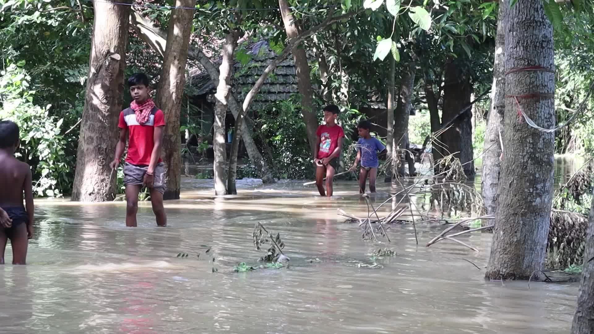 Eastern Indian state West Bengal hit by massive flood 