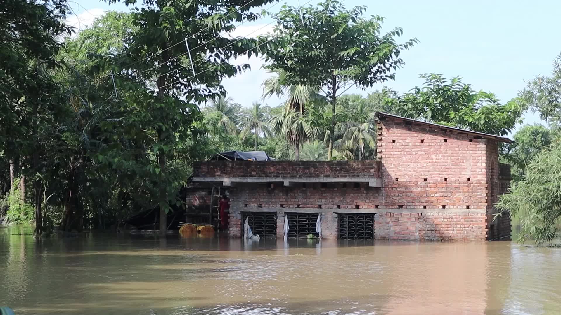 Eastern Indian state West Bengal hit by massive flood 
