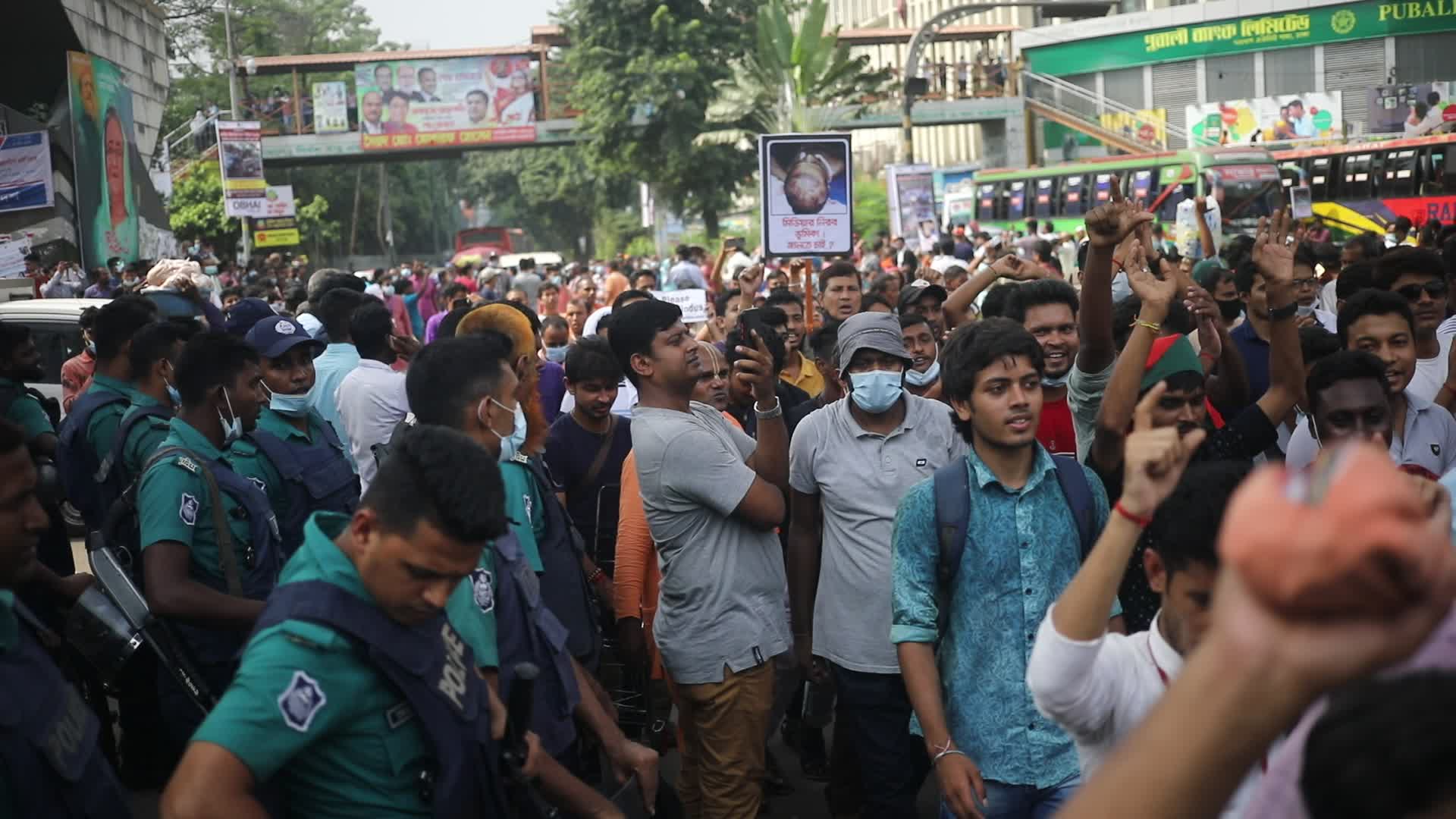  Hundreds protest in Bangladesh over deadly religious violence