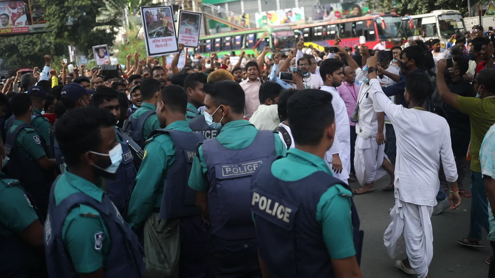  Hundreds protest in Bangladesh over deadly religious violence