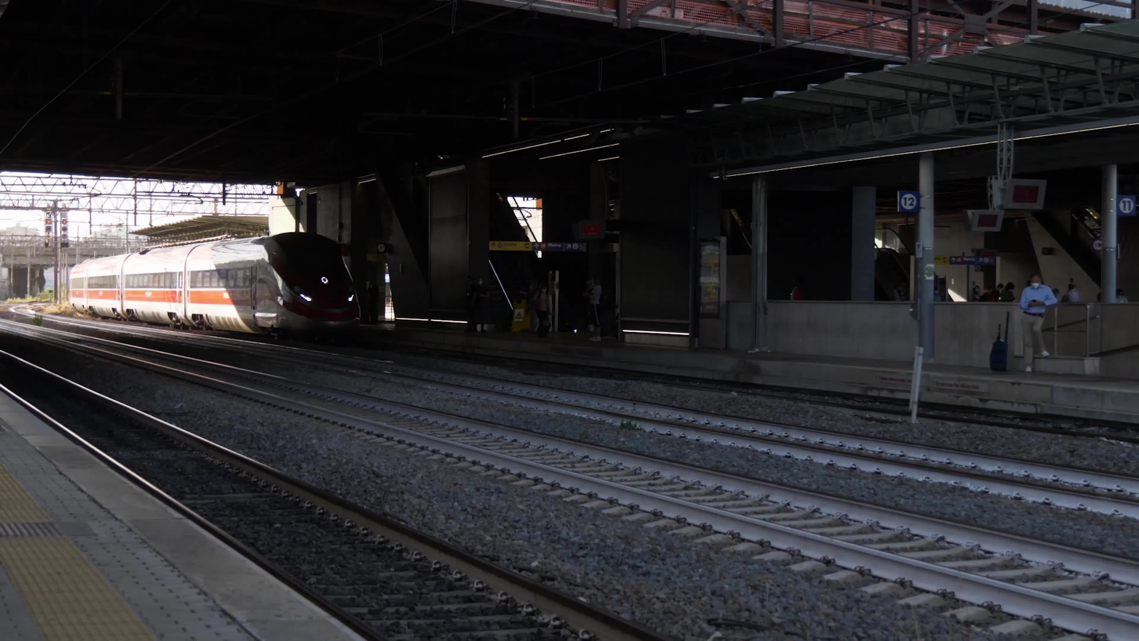 Tourists and workers who take a long-distance train (Green Pass Mandatory) at Tiburtina Station in Rome