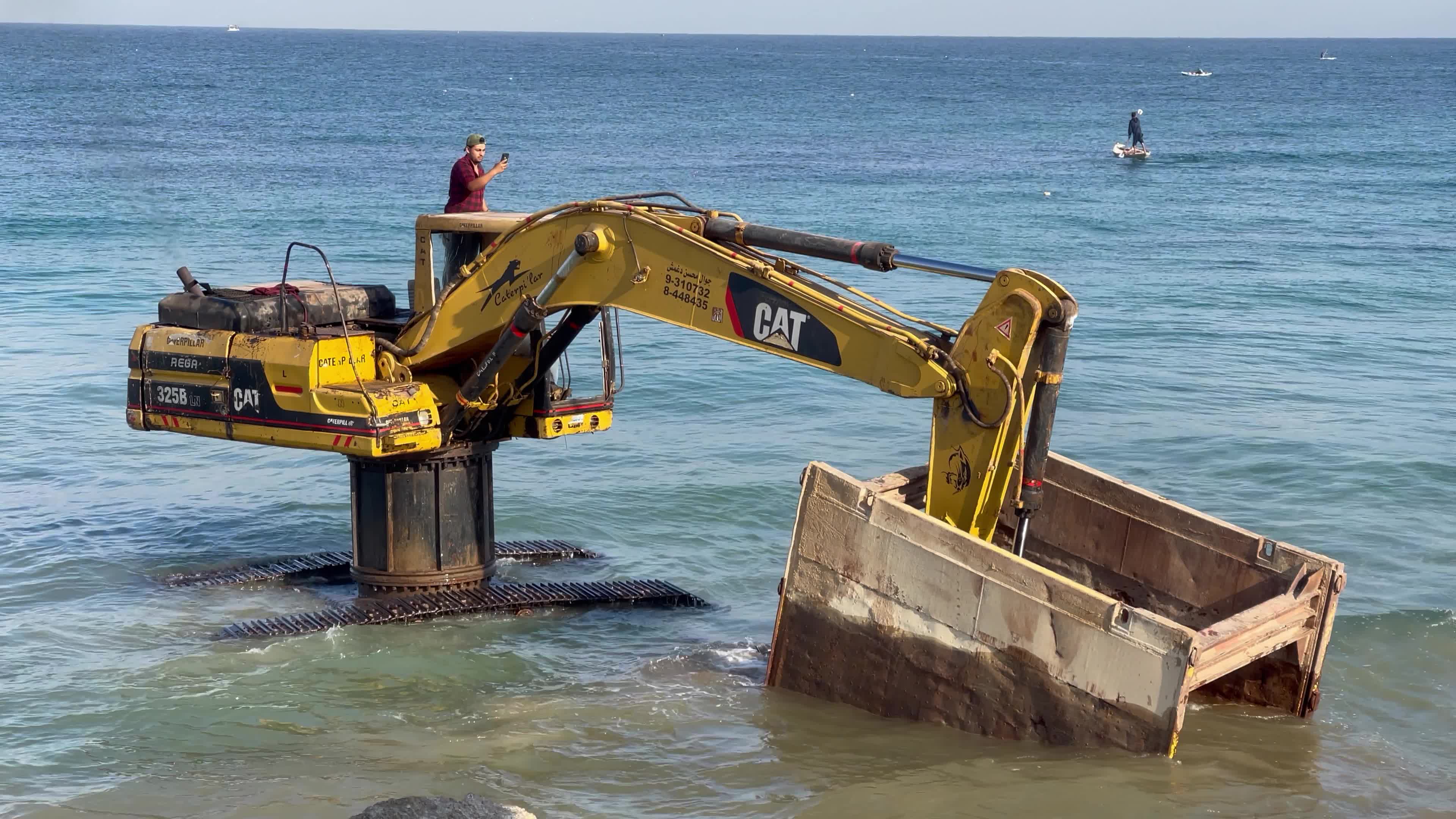 Bulldozer to build the coffee shop "Citadel" in Gaza