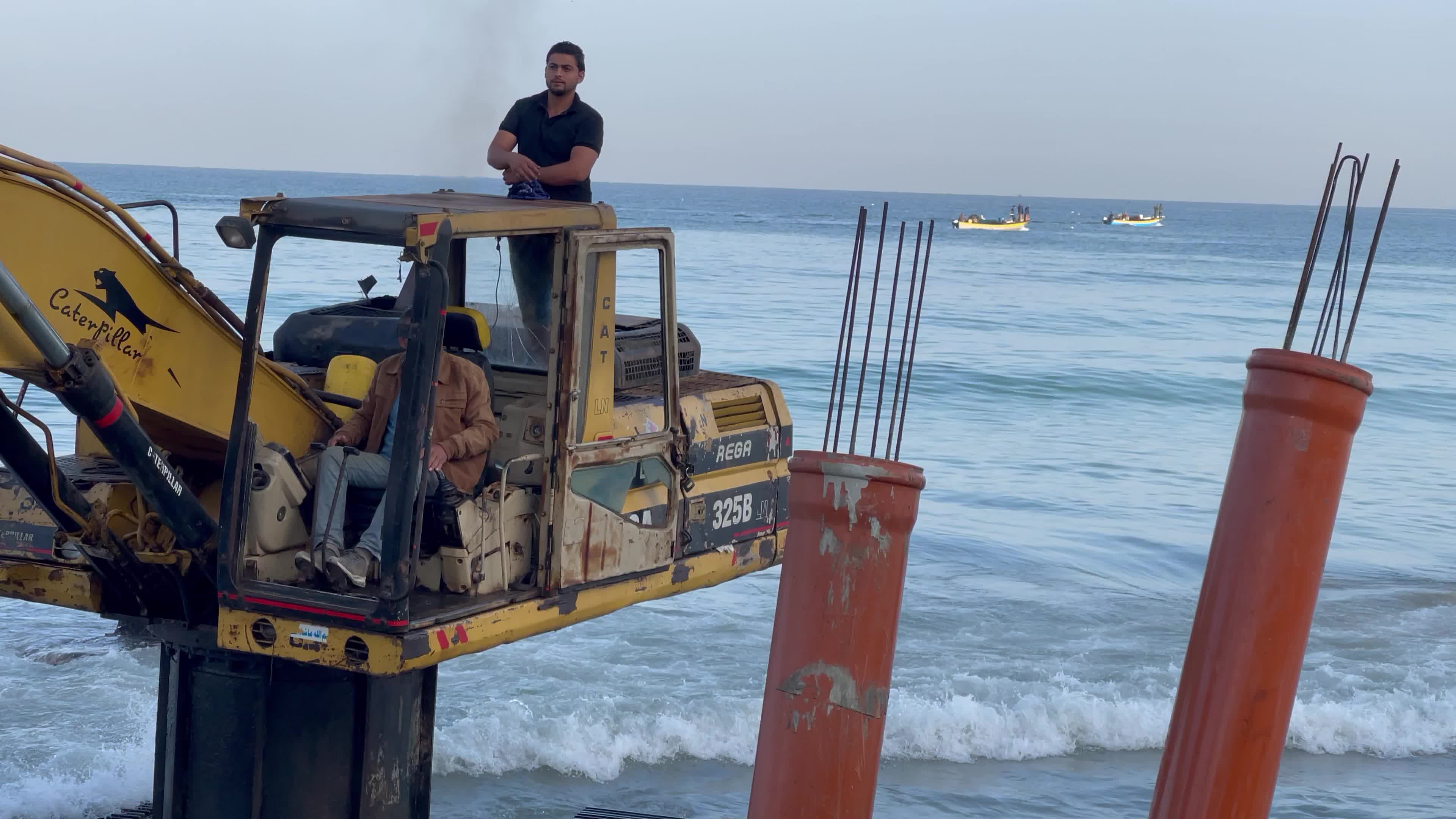 Bulldozer to build the coffee shop "Citadel" in Gaza