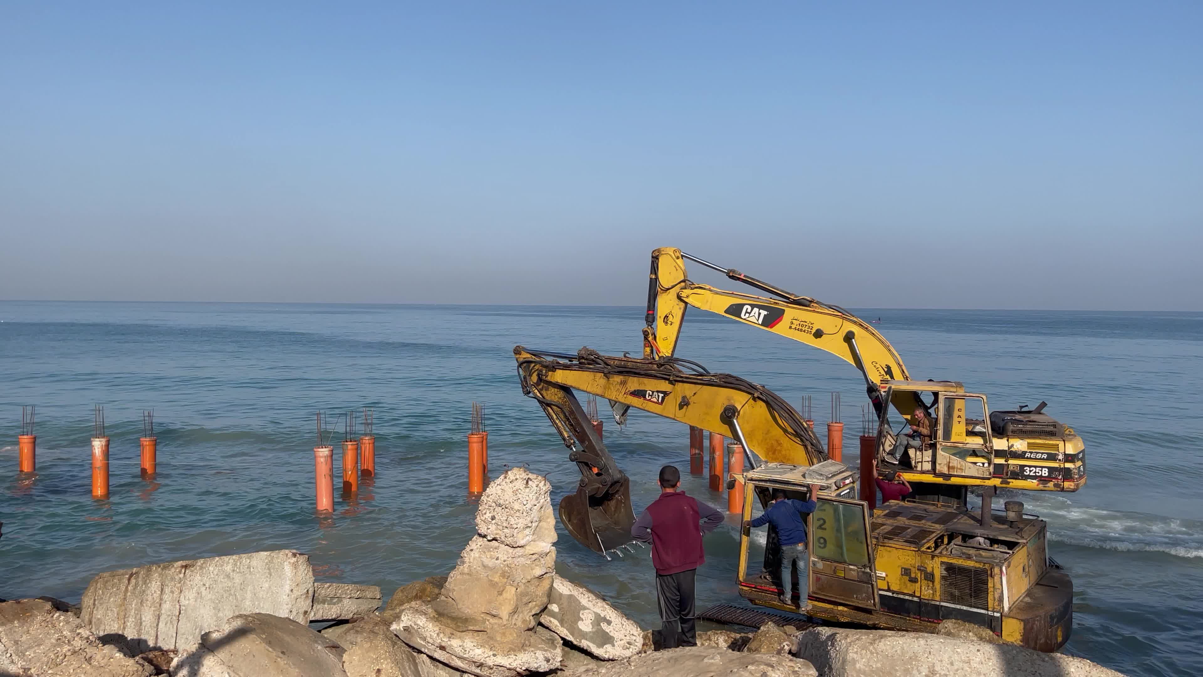 Bulldozer to build the coffee shop "Citadel" in Gaza