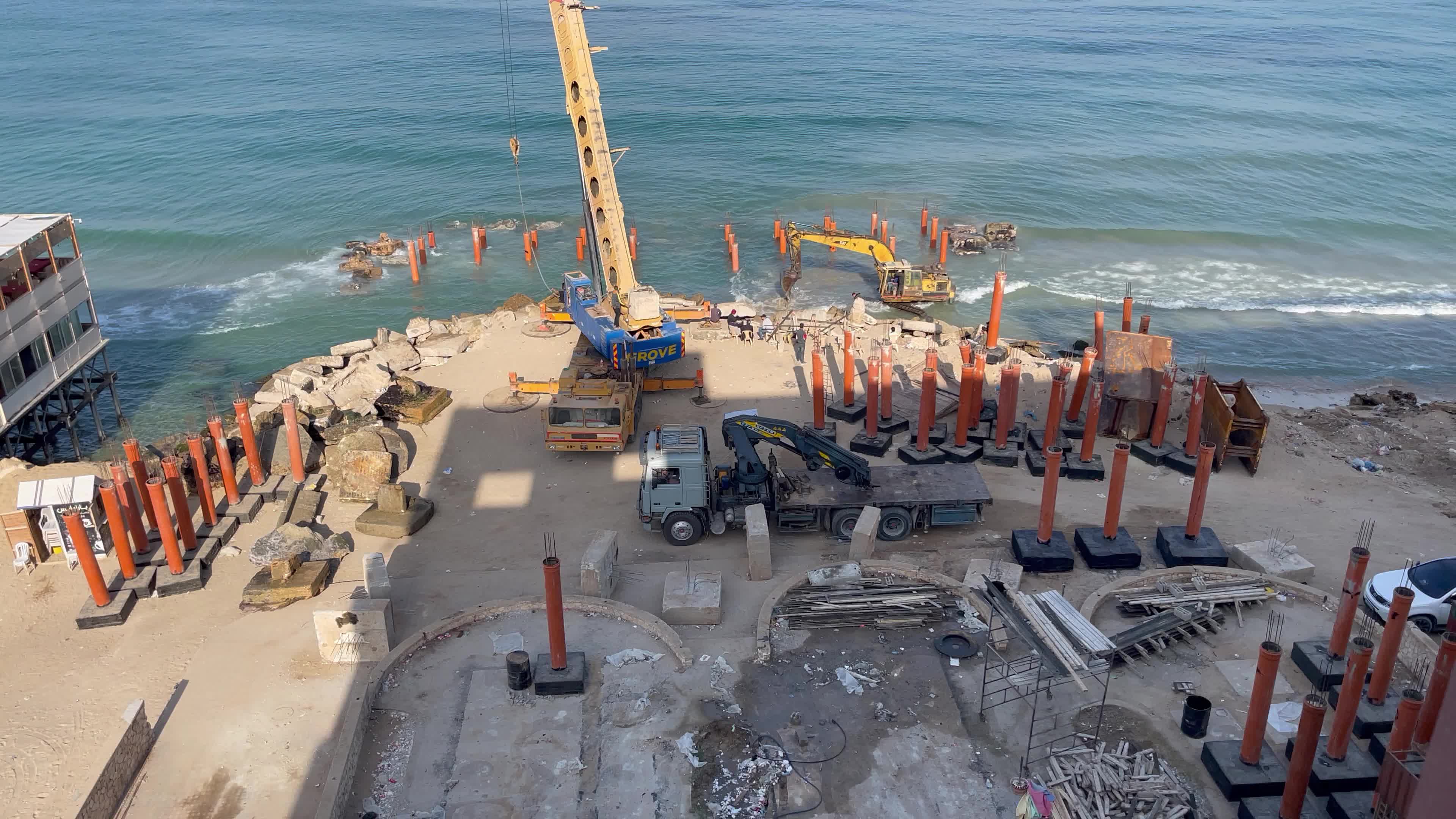 Bulldozer to build the coffee shop "Citadel" in Gaza