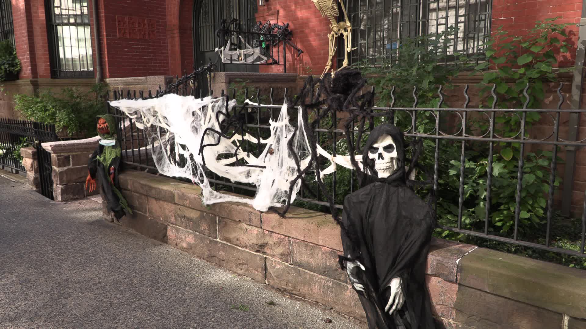 NYC: Halloween decorations