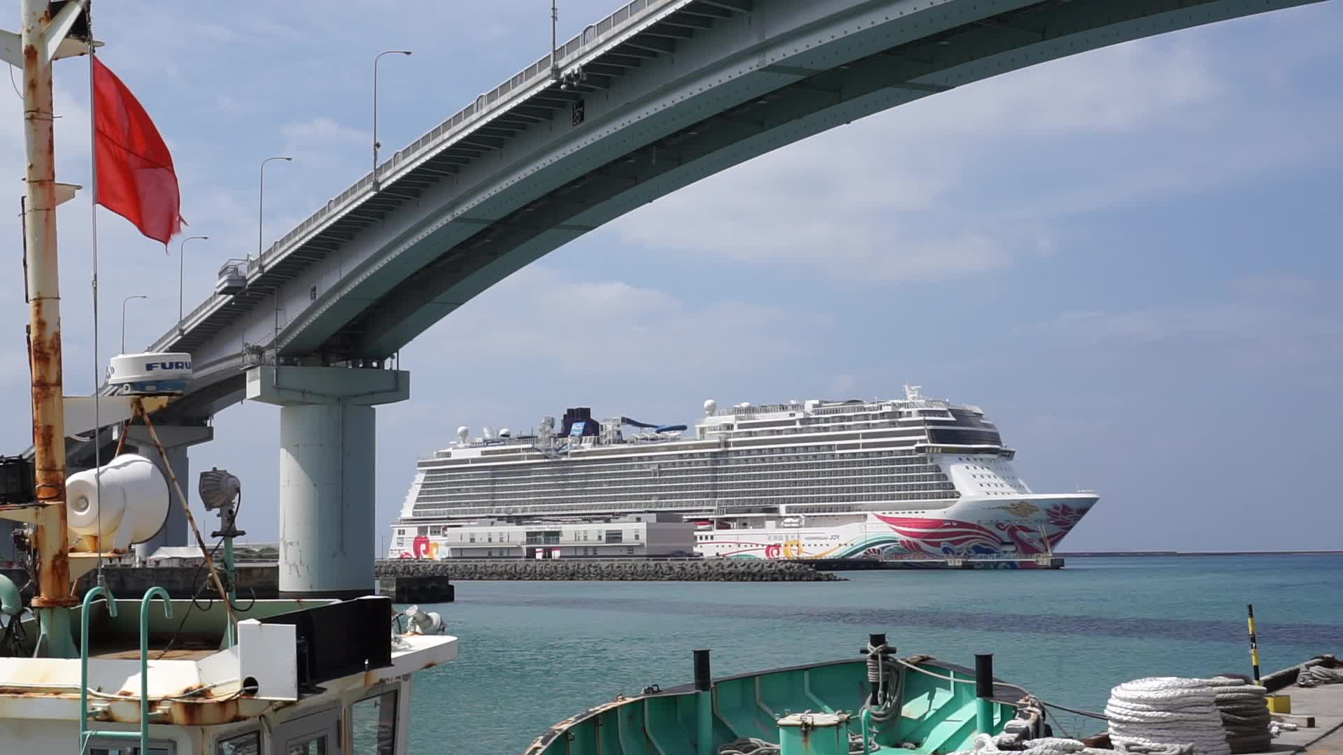 160 thousands ton class cruise-ship visits Naha port