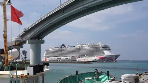 160 thousands ton class cruise-ship visits Naha port