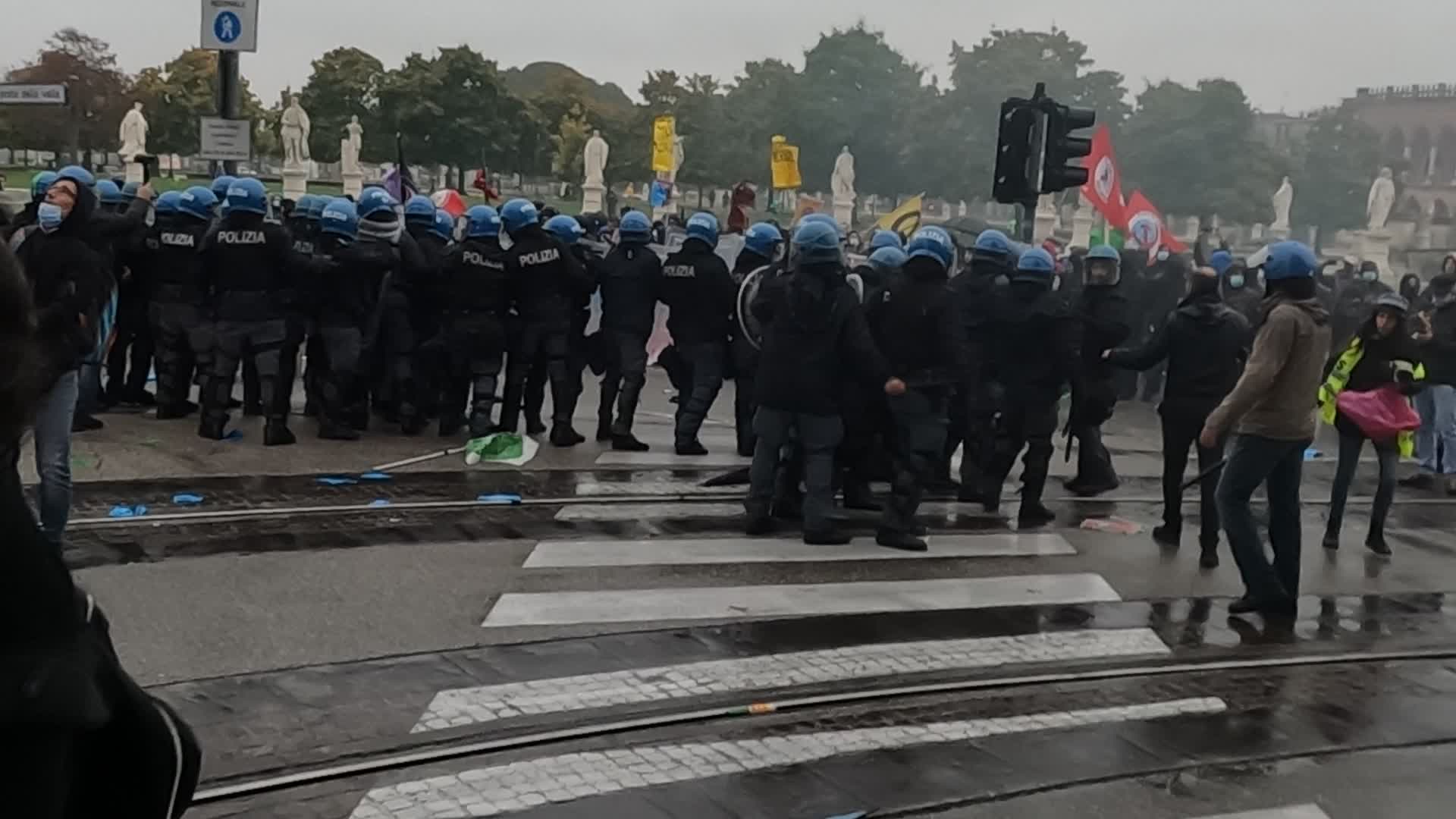 Fire hydrants against the demonstrators at the march against Jair Bolsonaro