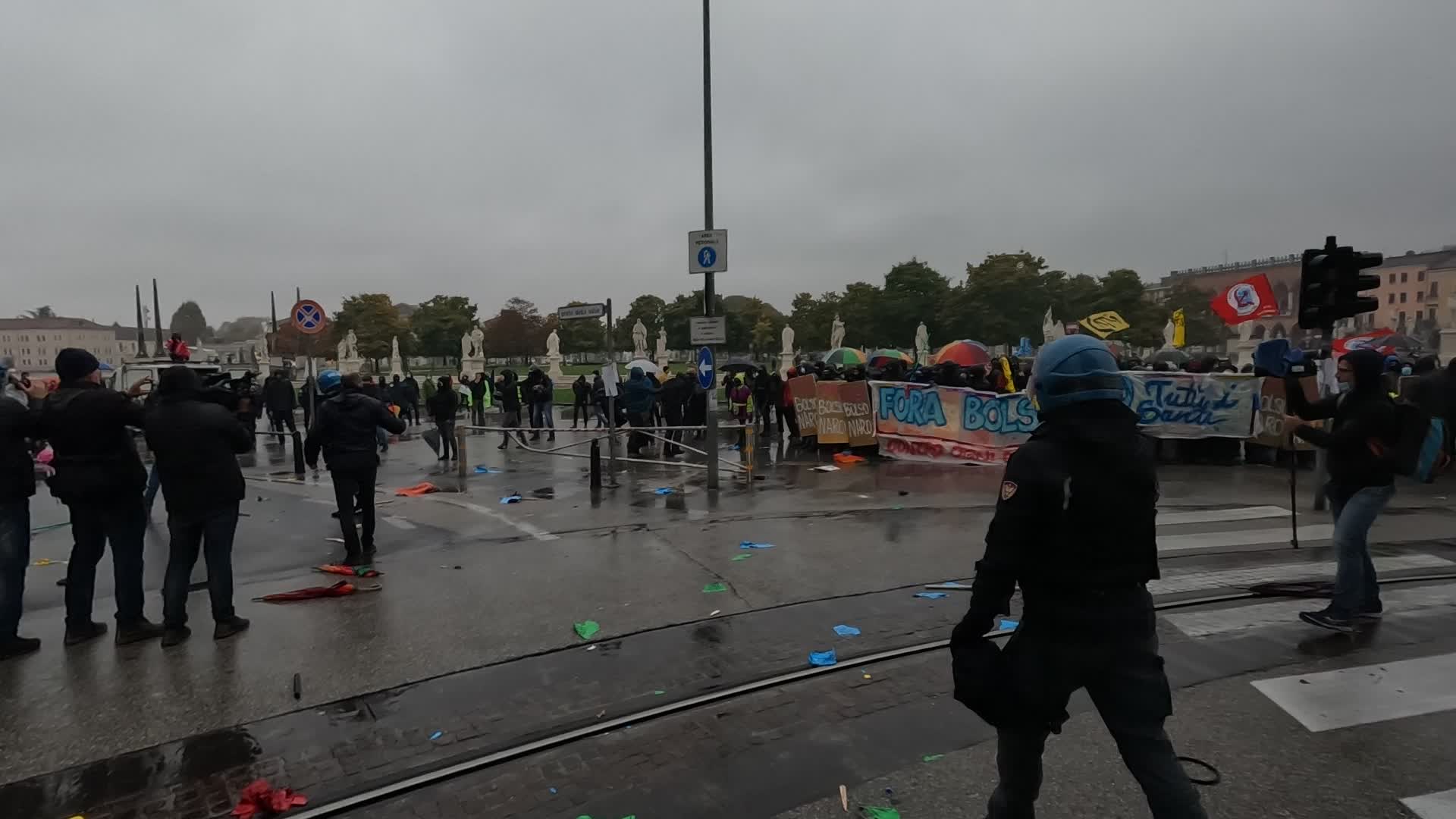 Fire hydrants against the demonstrators at the march against Jair Bolsonaro