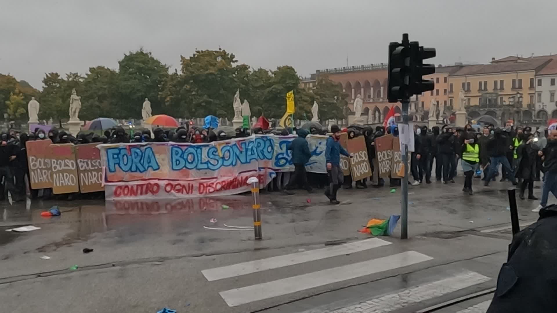 The police block the march against Jair Bolsonaro