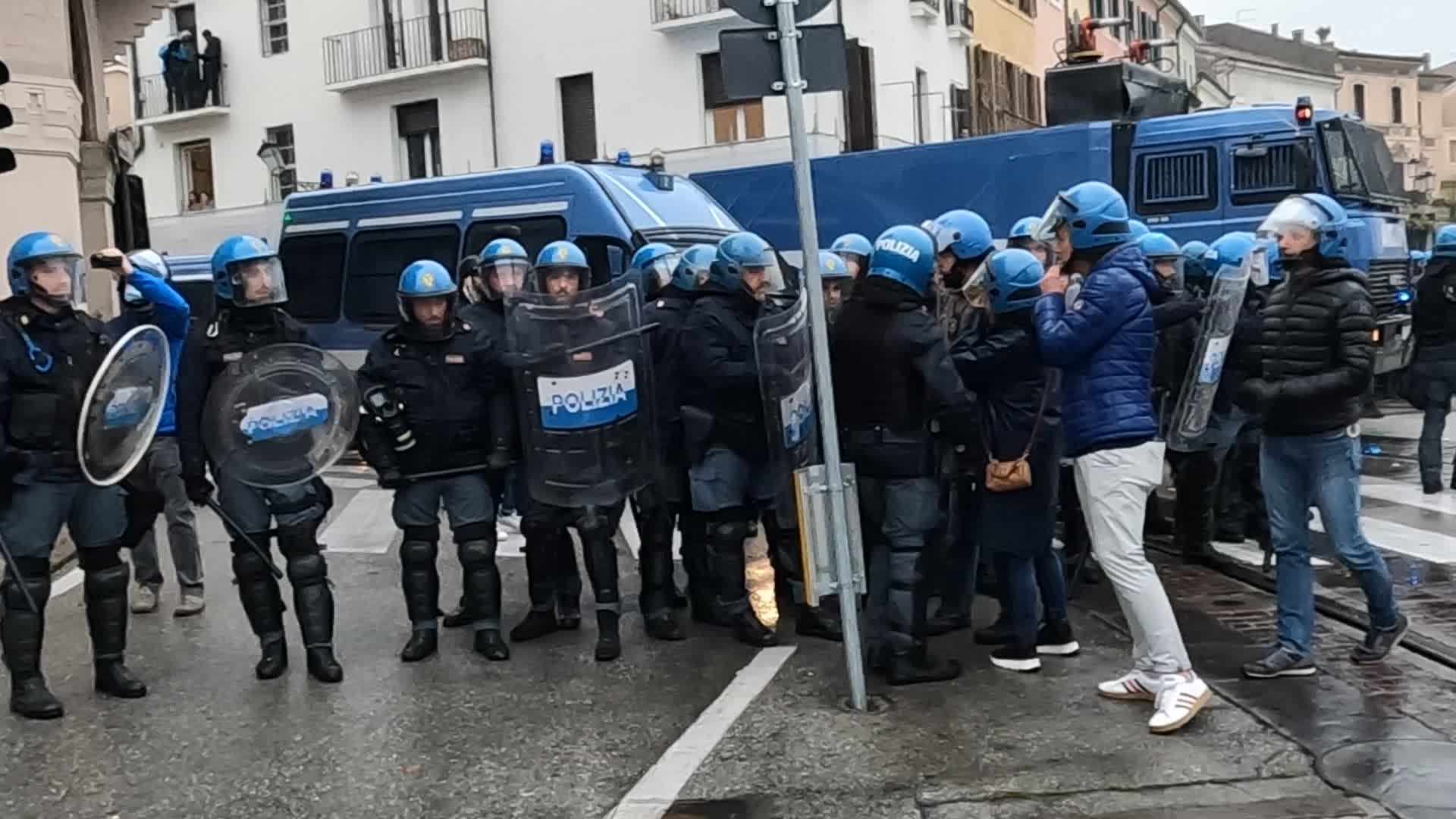 The police block the march against Jair Bolsonaro