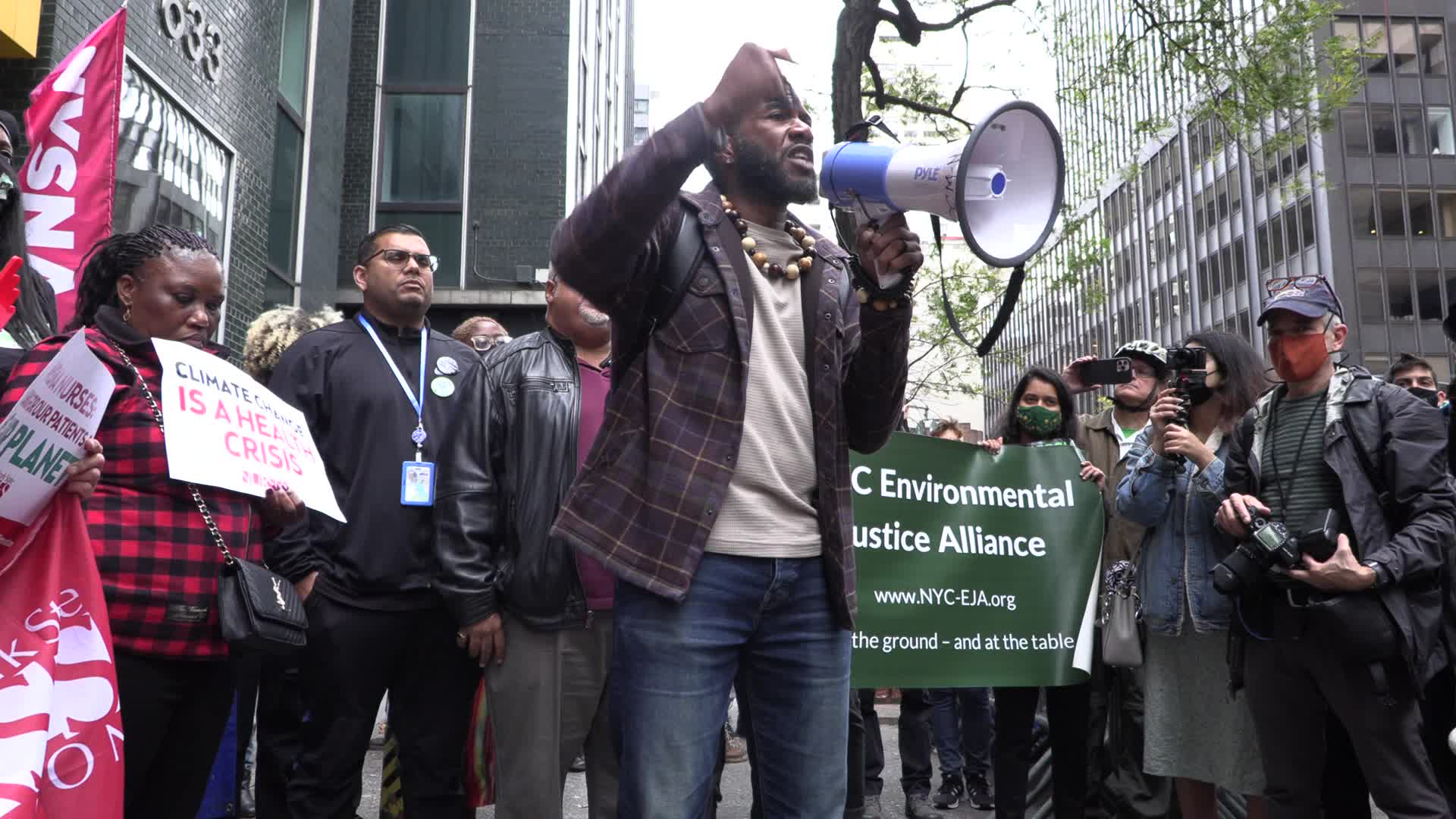 NYC: Climate Protesters Block Traffic in Front of Governor's Office