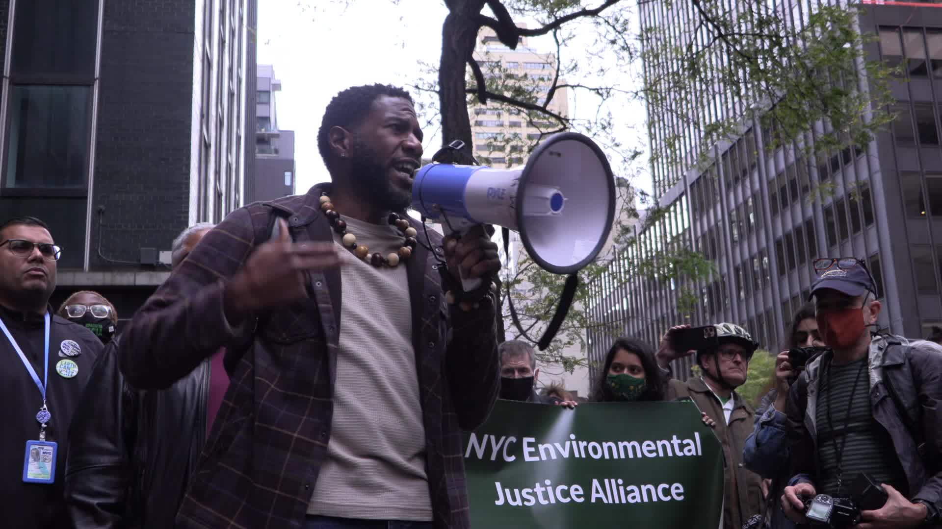 NYC: Climate Protesters Block Traffic in Front of Governor's Office